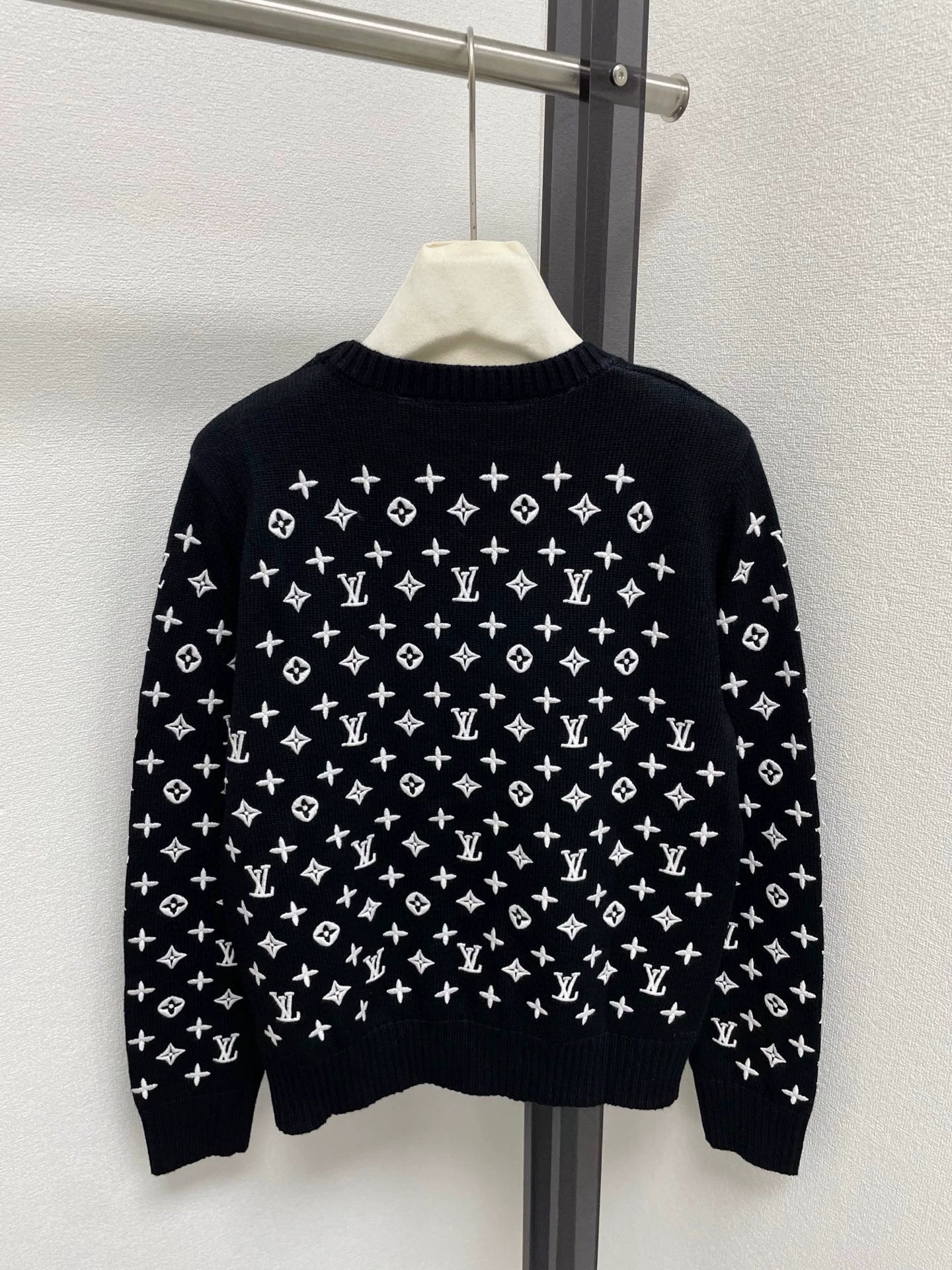 Old flower embroidery knitted sweater