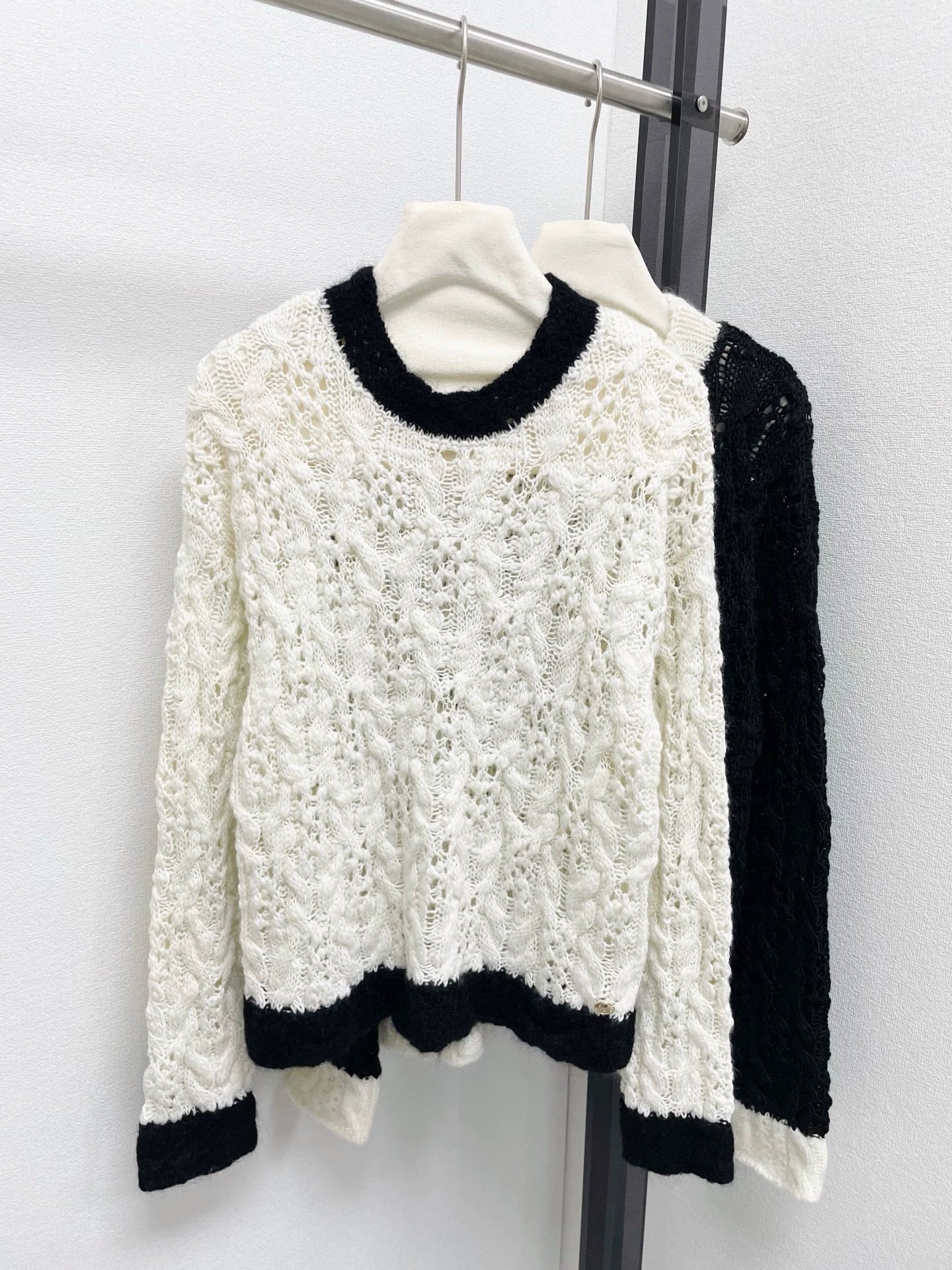 25fw Black and white color blocked hollow knitted sweater