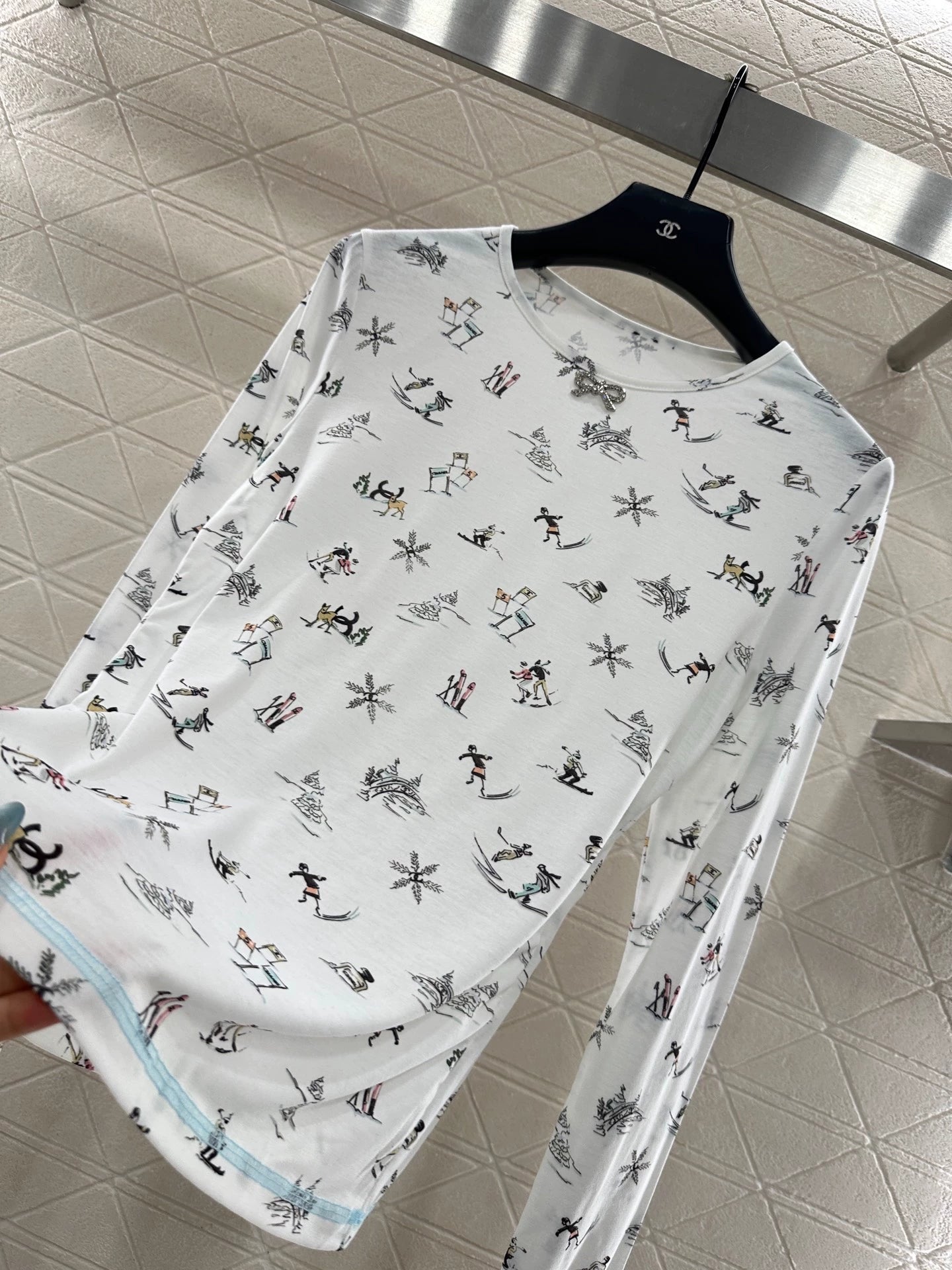 Round neck design ski print top