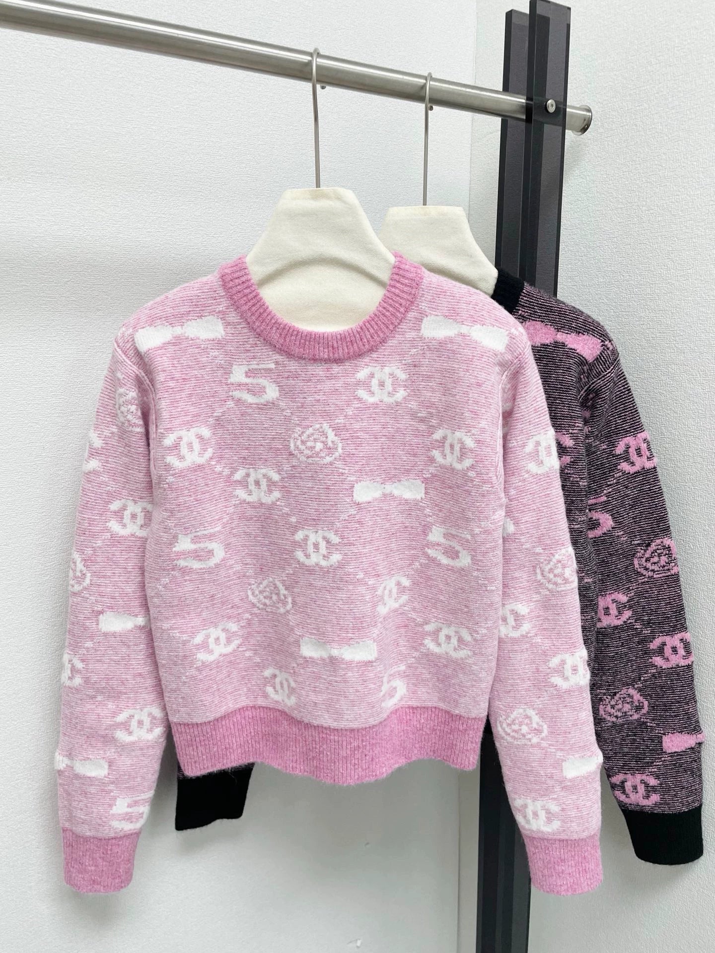 Diamond shaped Double C Bow Sweater