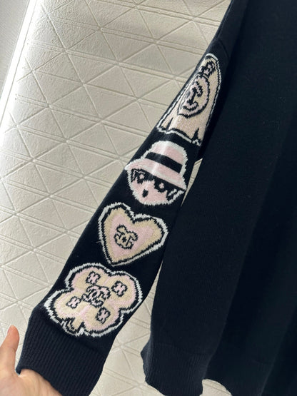 25 Comic-patterned crocheted letter knit sweater