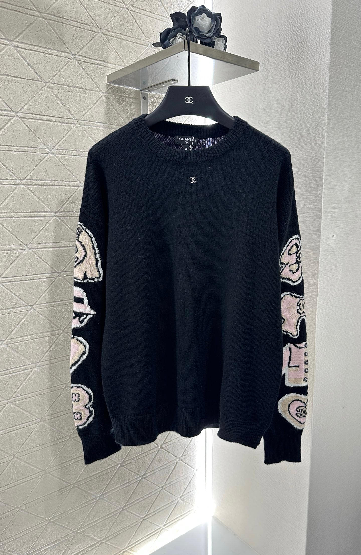 25 Comic-patterned crocheted letter knit sweater