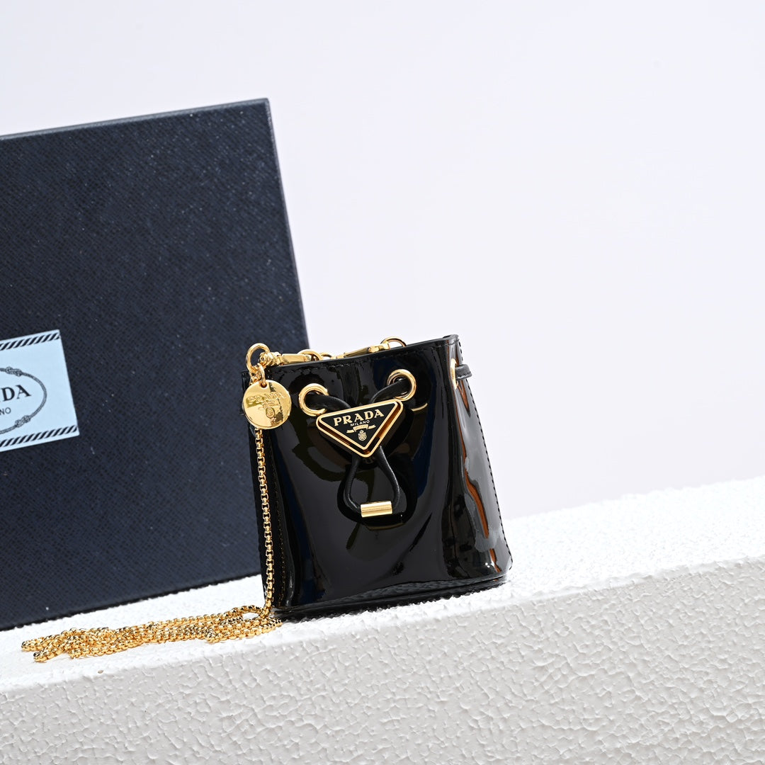 Patent leather mini-pouch