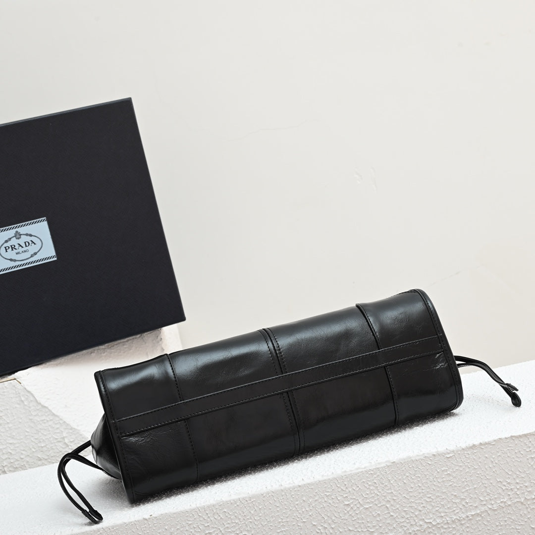 LuxSoft Medium leather handbag