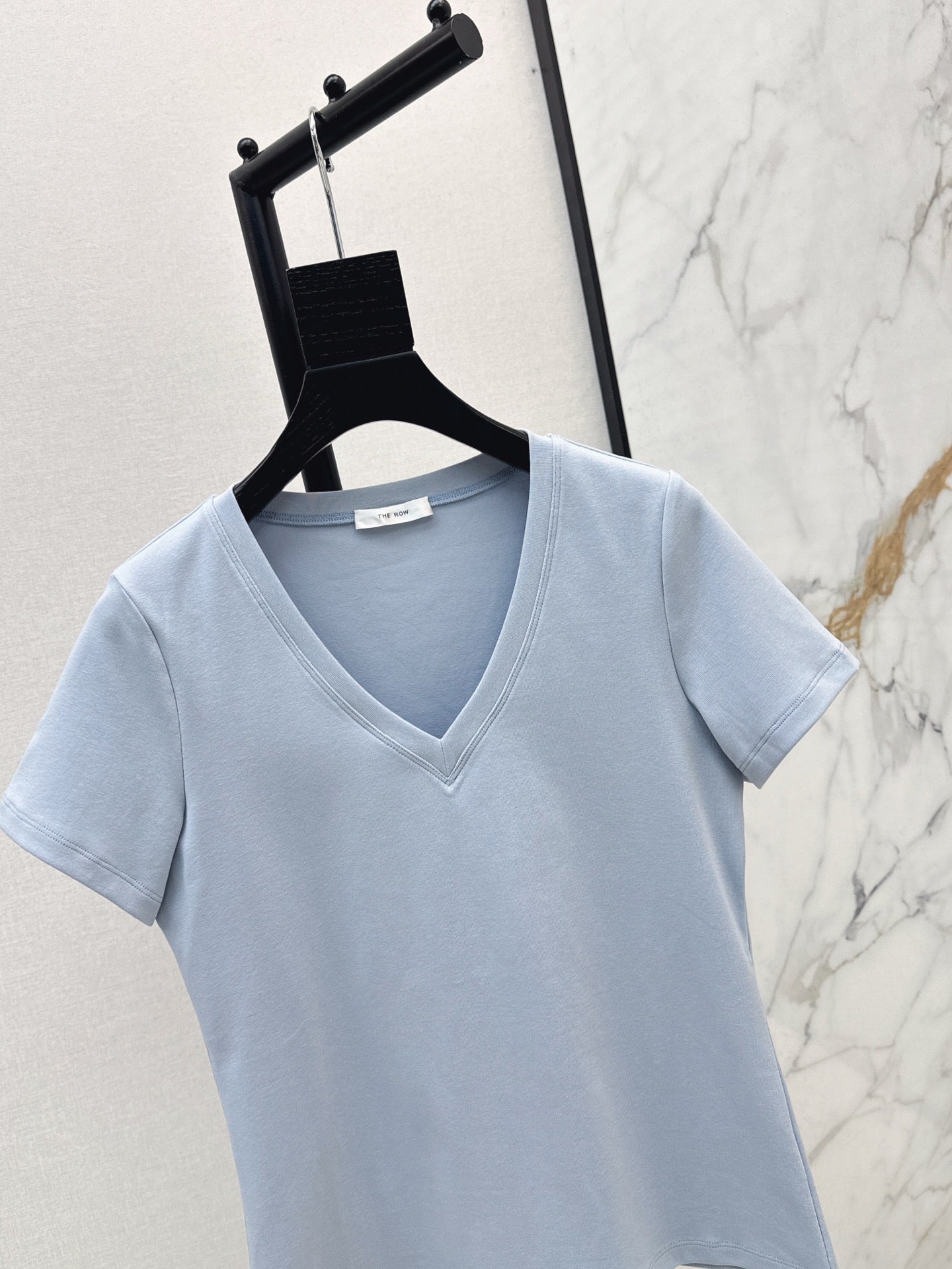 r 25ss V neck t-shirt