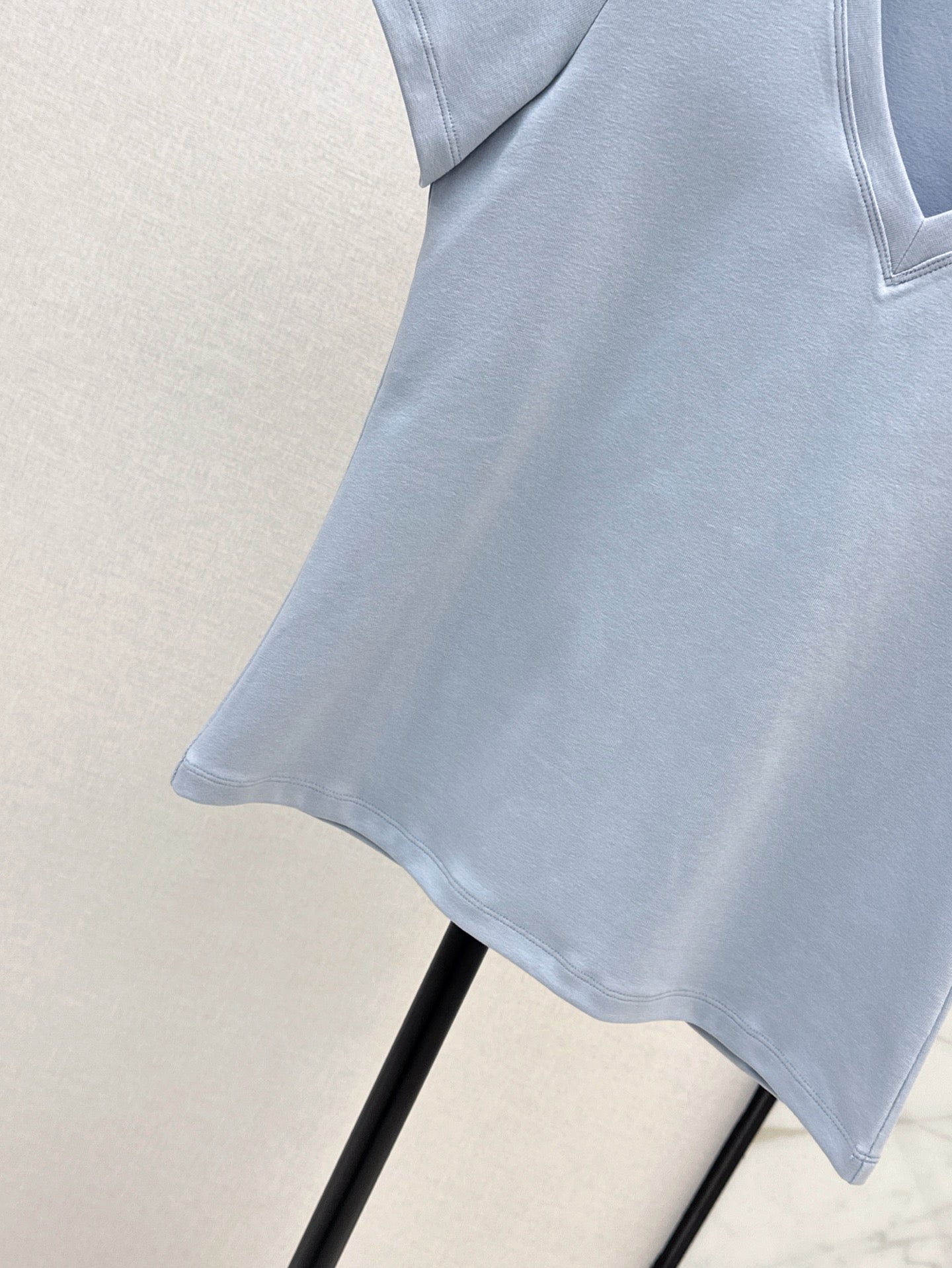 r 25ss V neck t-shirt