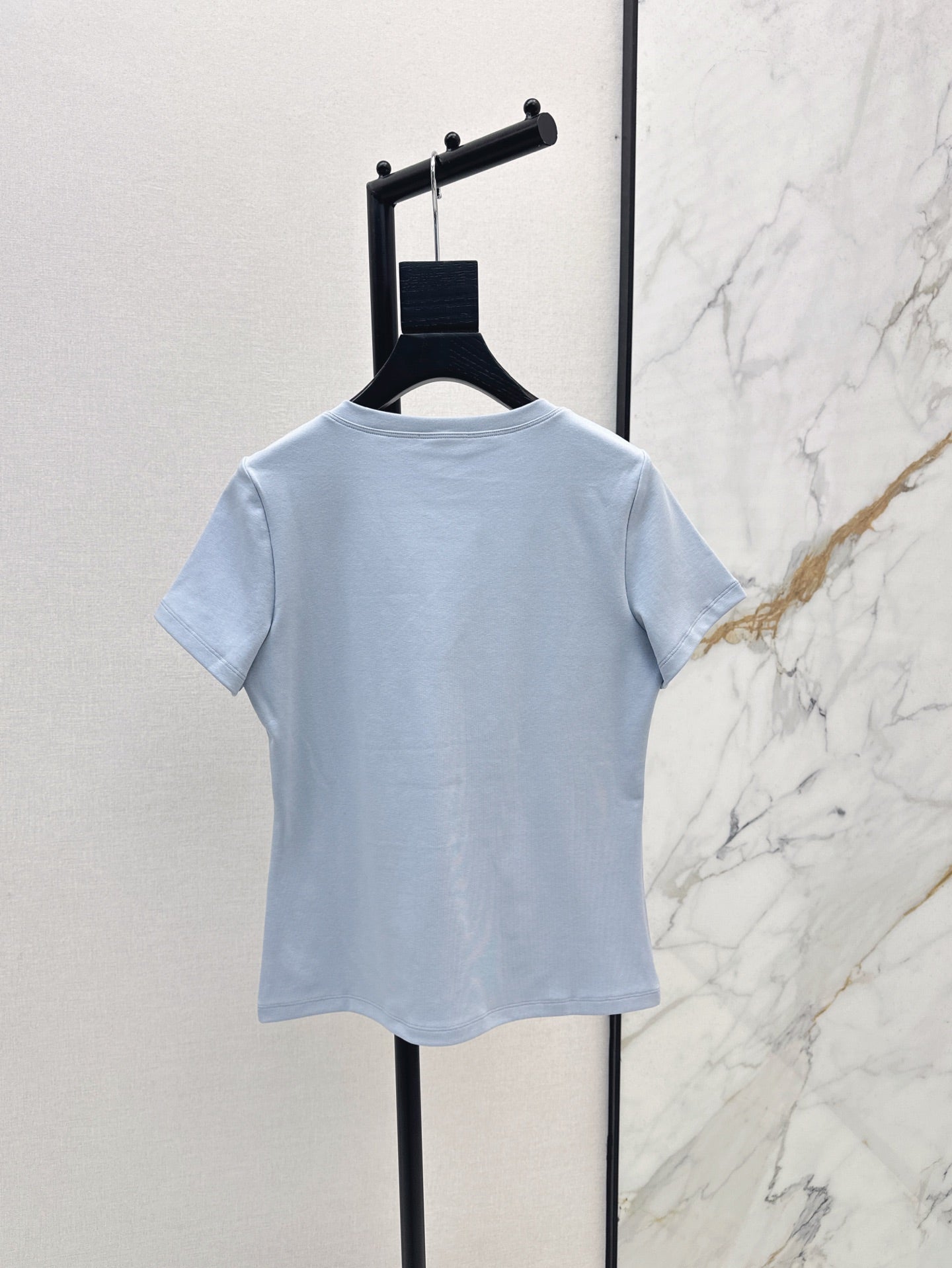 r 25ss V neck t-shirt