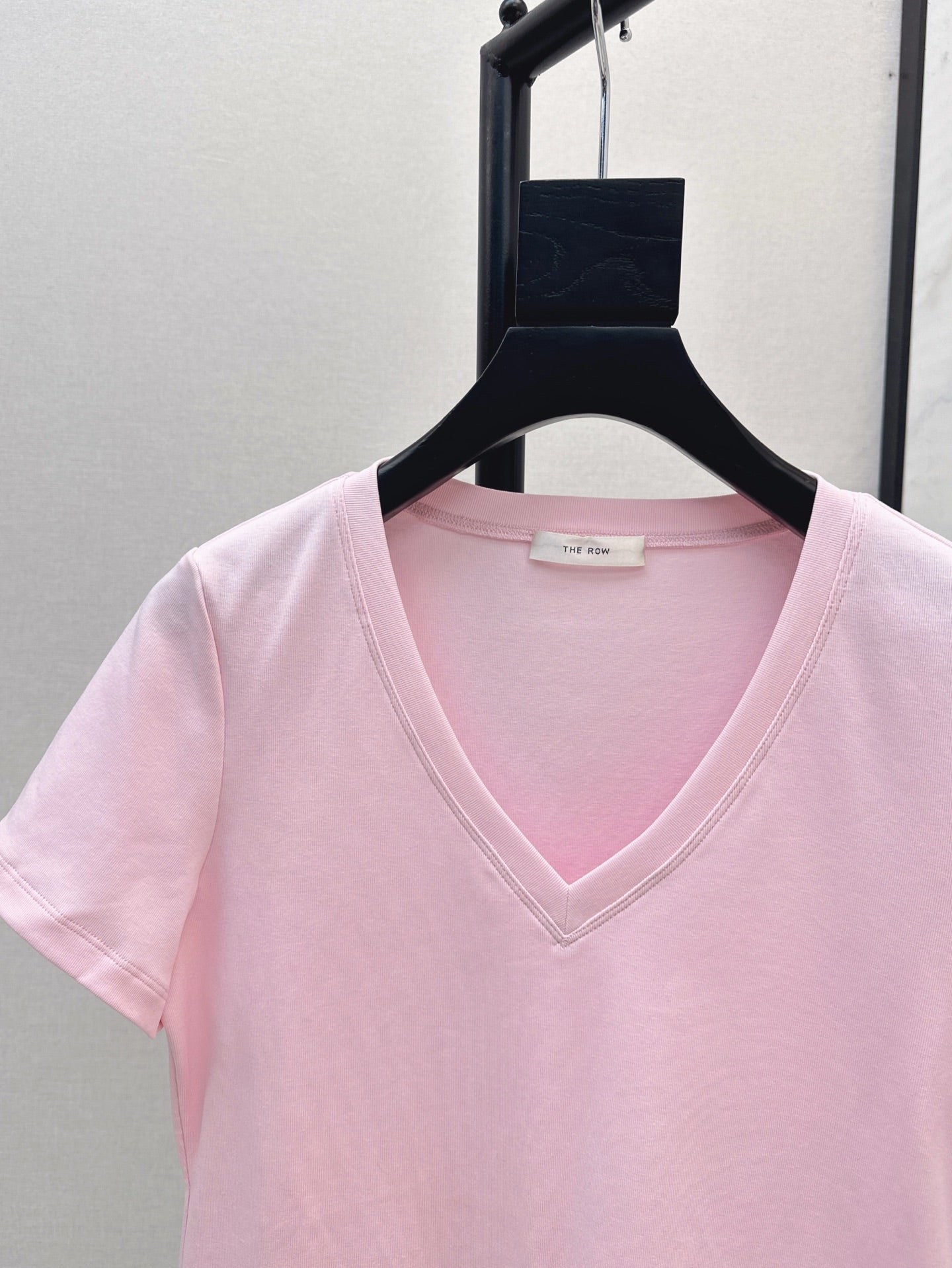 r 25ss V neck t-shirt