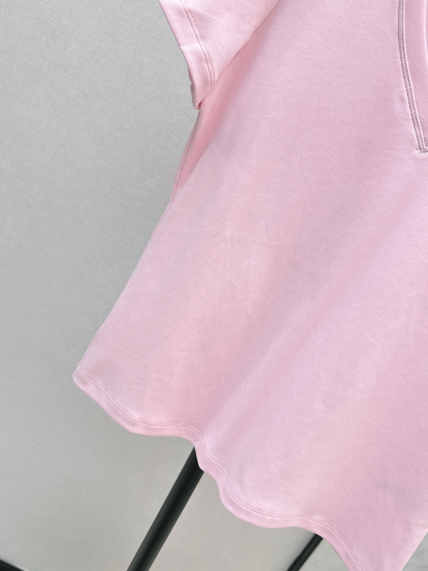 r 25ss V neck t-shirt