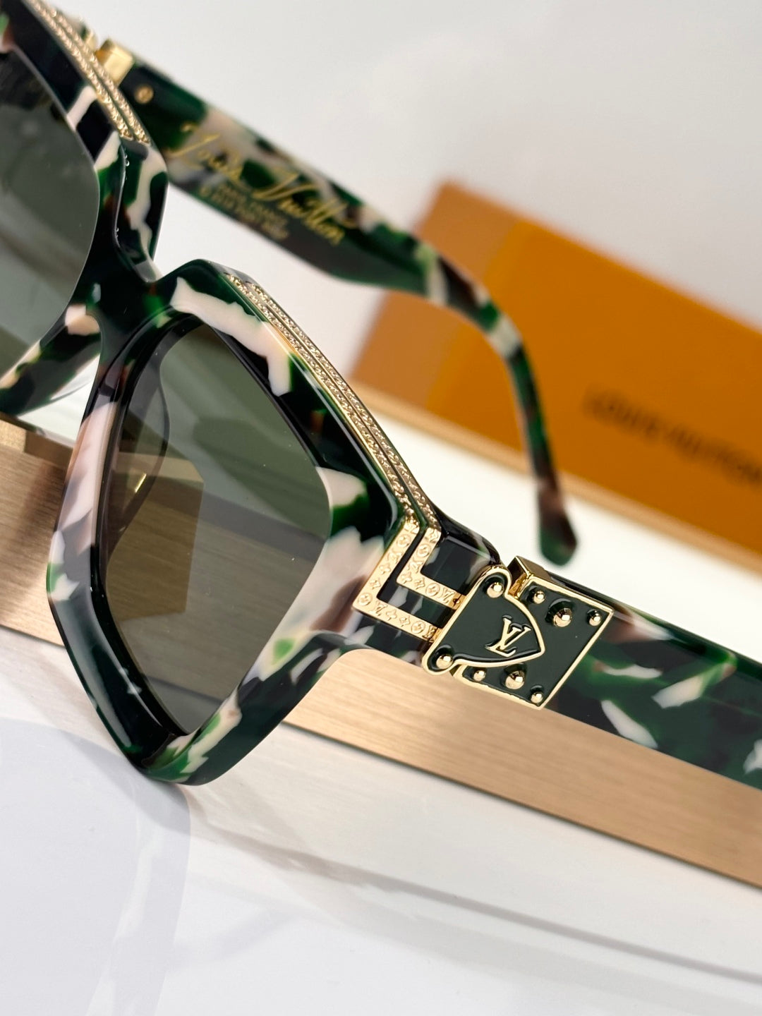 L milionair sunglasses