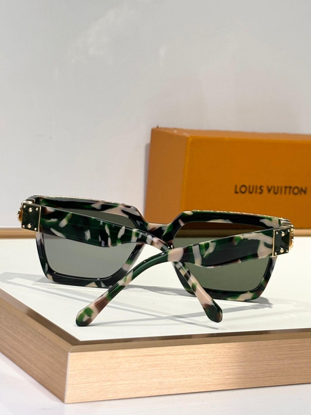 L milionair sunglasses