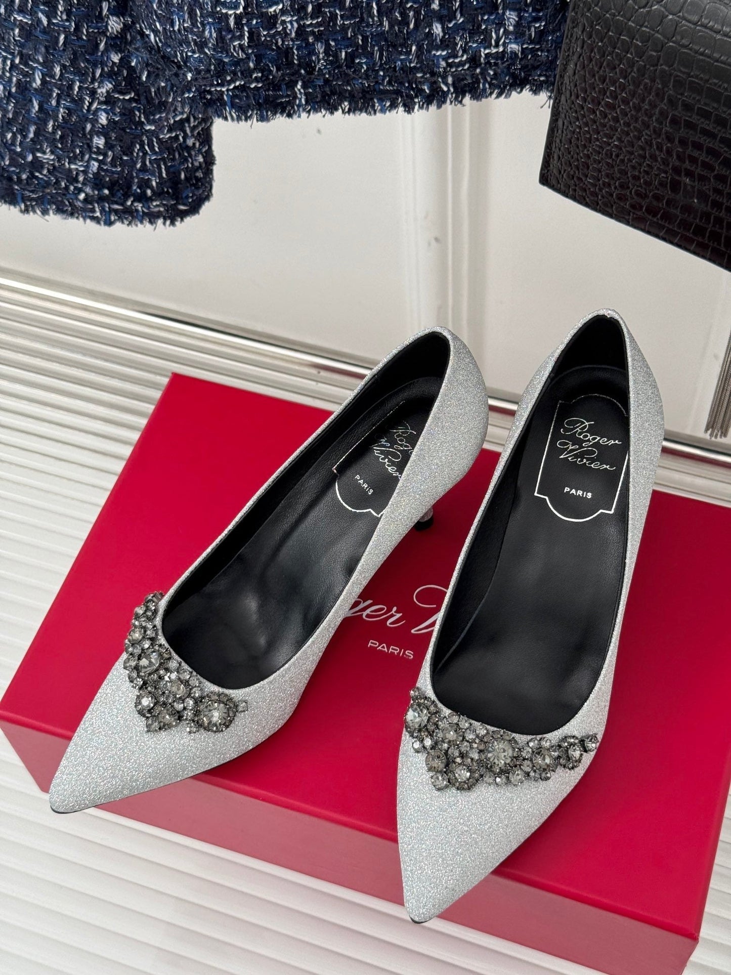 R Vi rhinestone pump