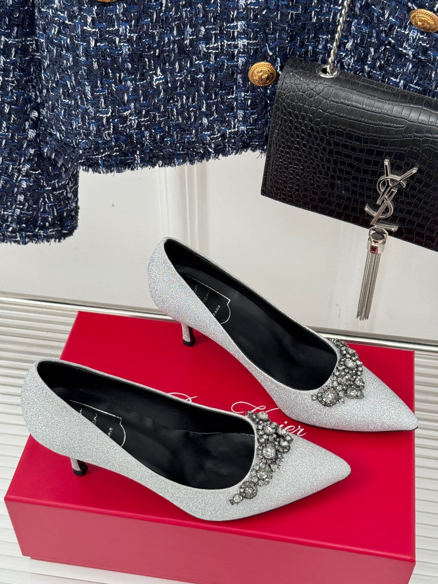 R Vi rhinestone pump