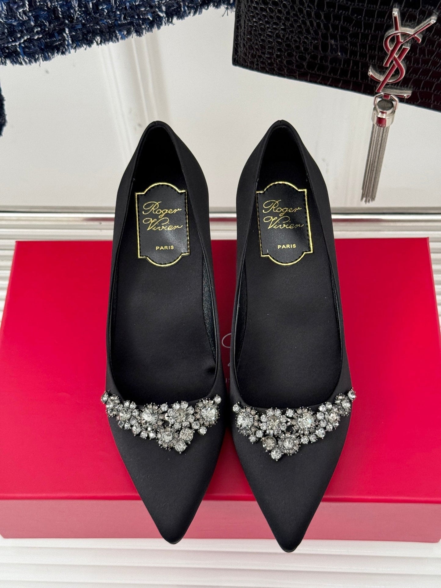 R Vi rhinestone pump