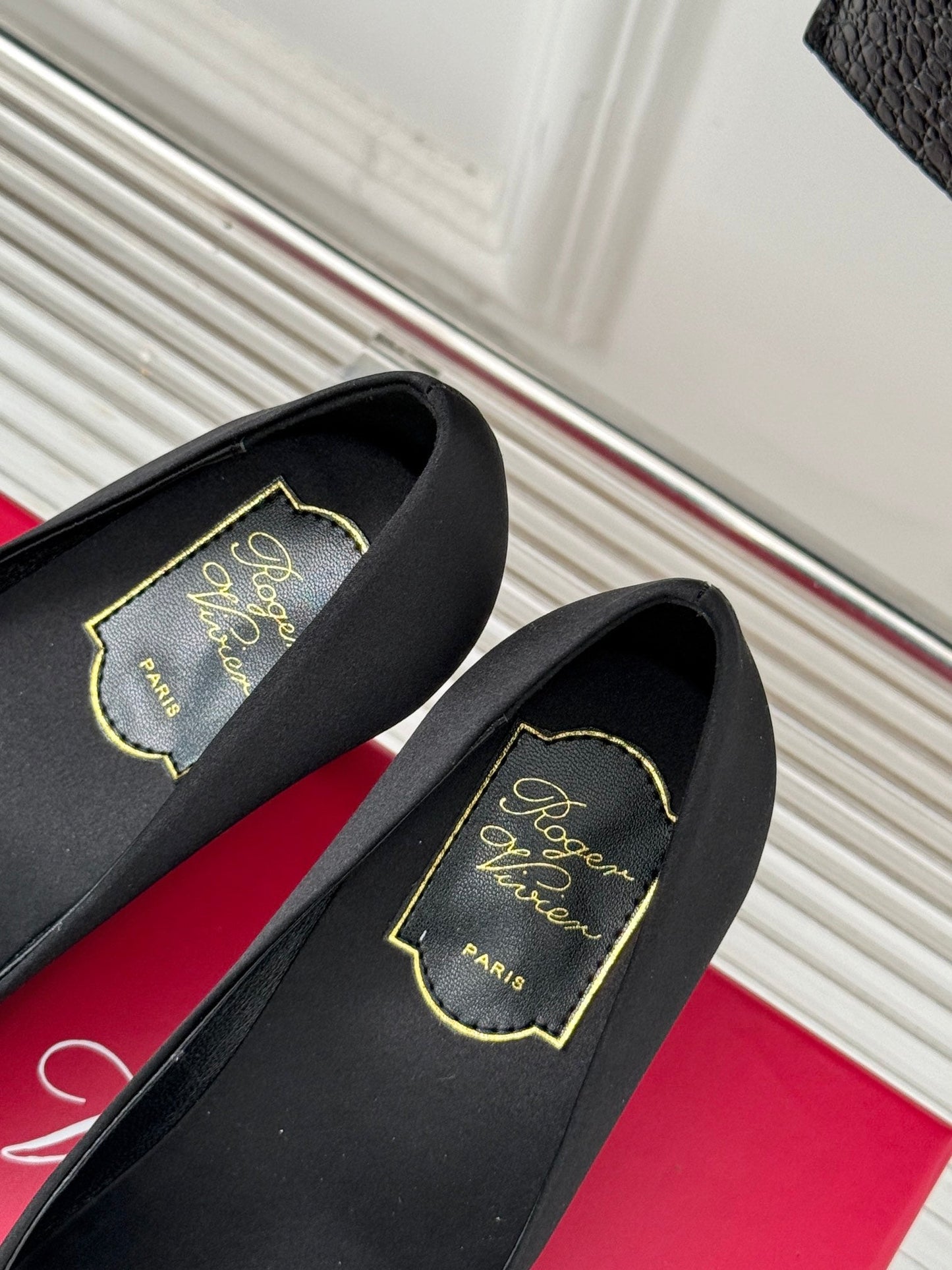 R Vi rhinestone pump