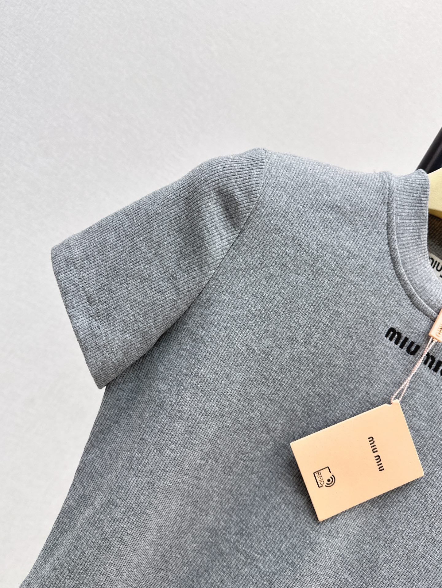 m 25ss embroidered t-shirt