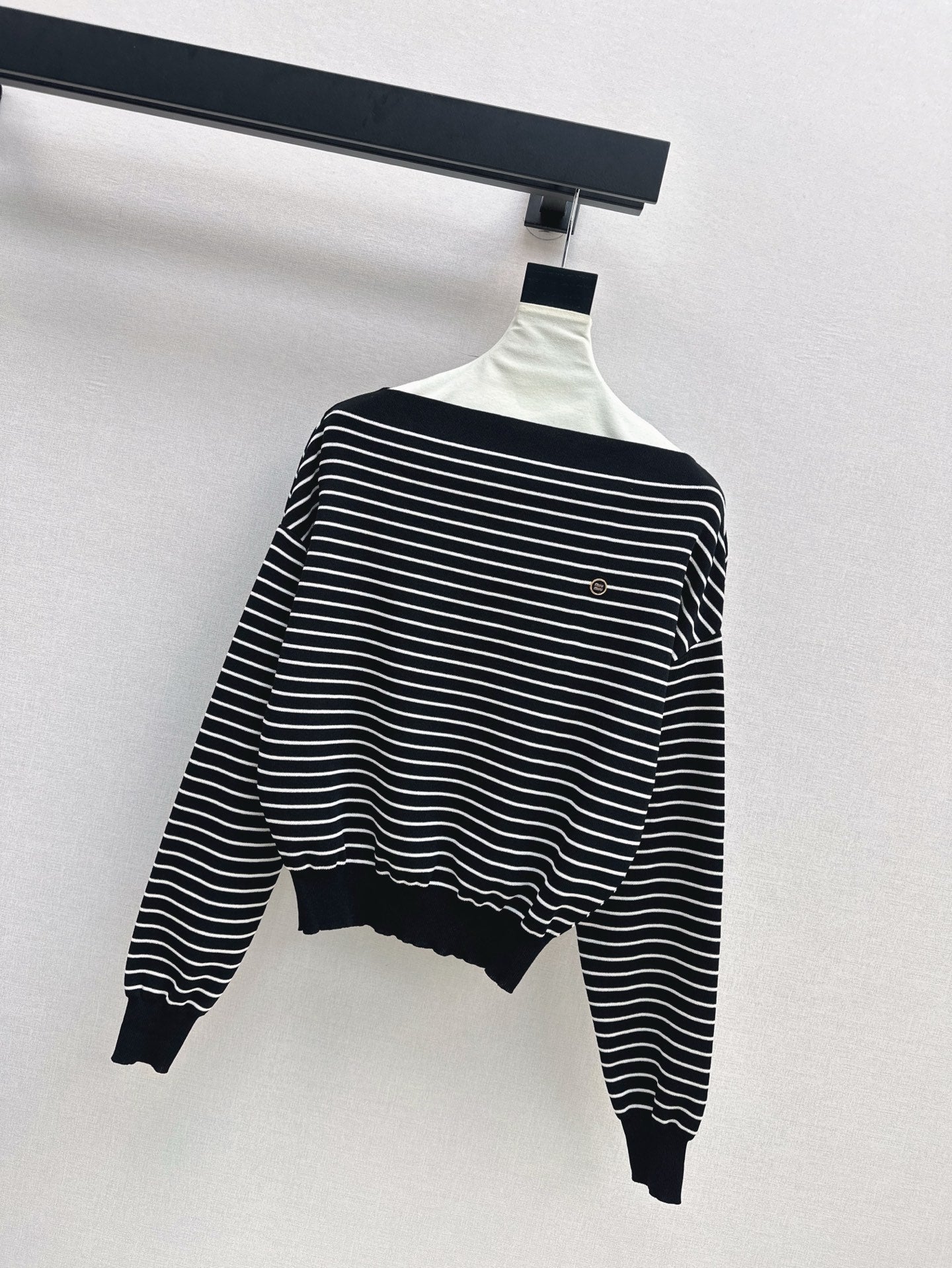 25SS Off-shoulder knitted shirt