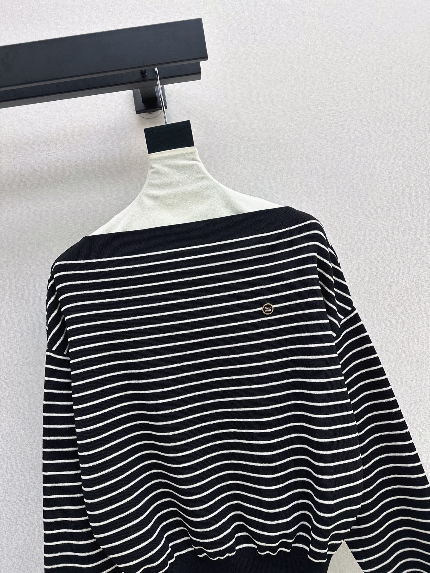 25SS Off-shoulder knitted shirt