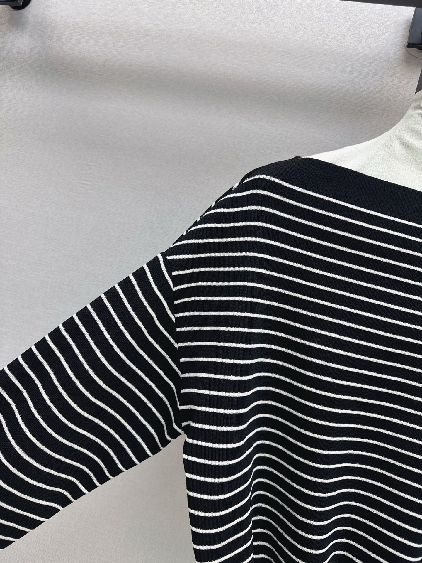 25SS Off-shoulder knitted shirt