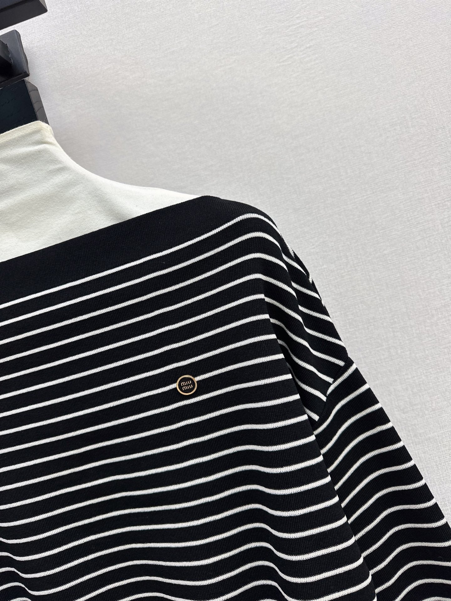 25SS Off-shoulder knitted shirt