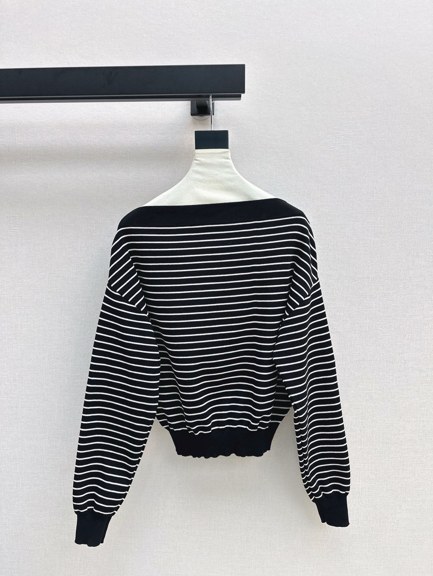 25SS Off-shoulder knitted shirt