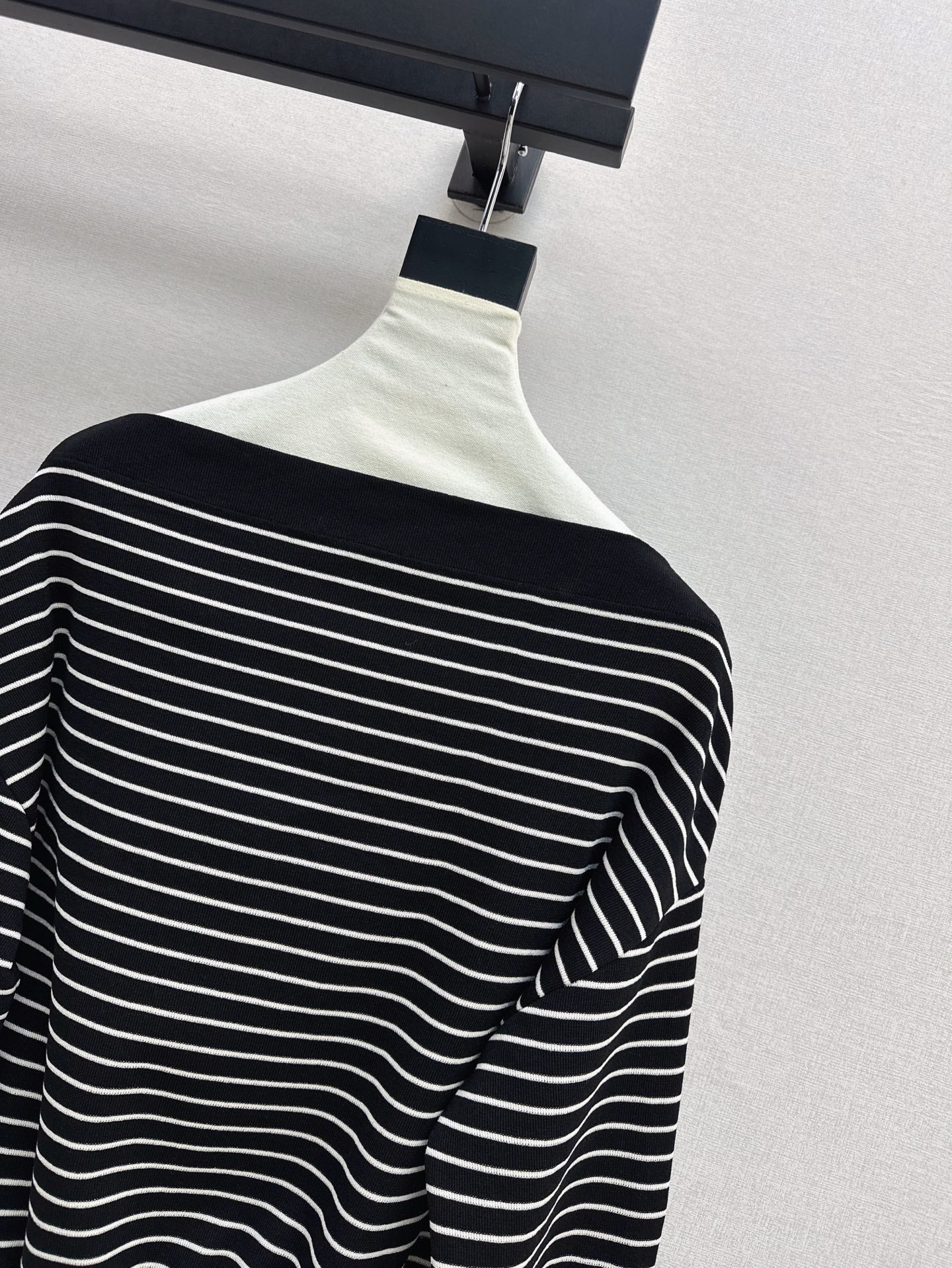 25SS Off-shoulder knitted shirt