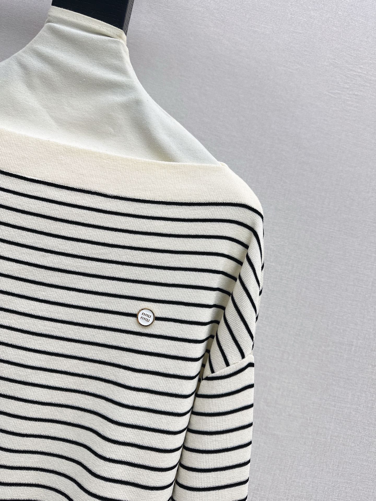 25SS Off-shoulder knitted shirt