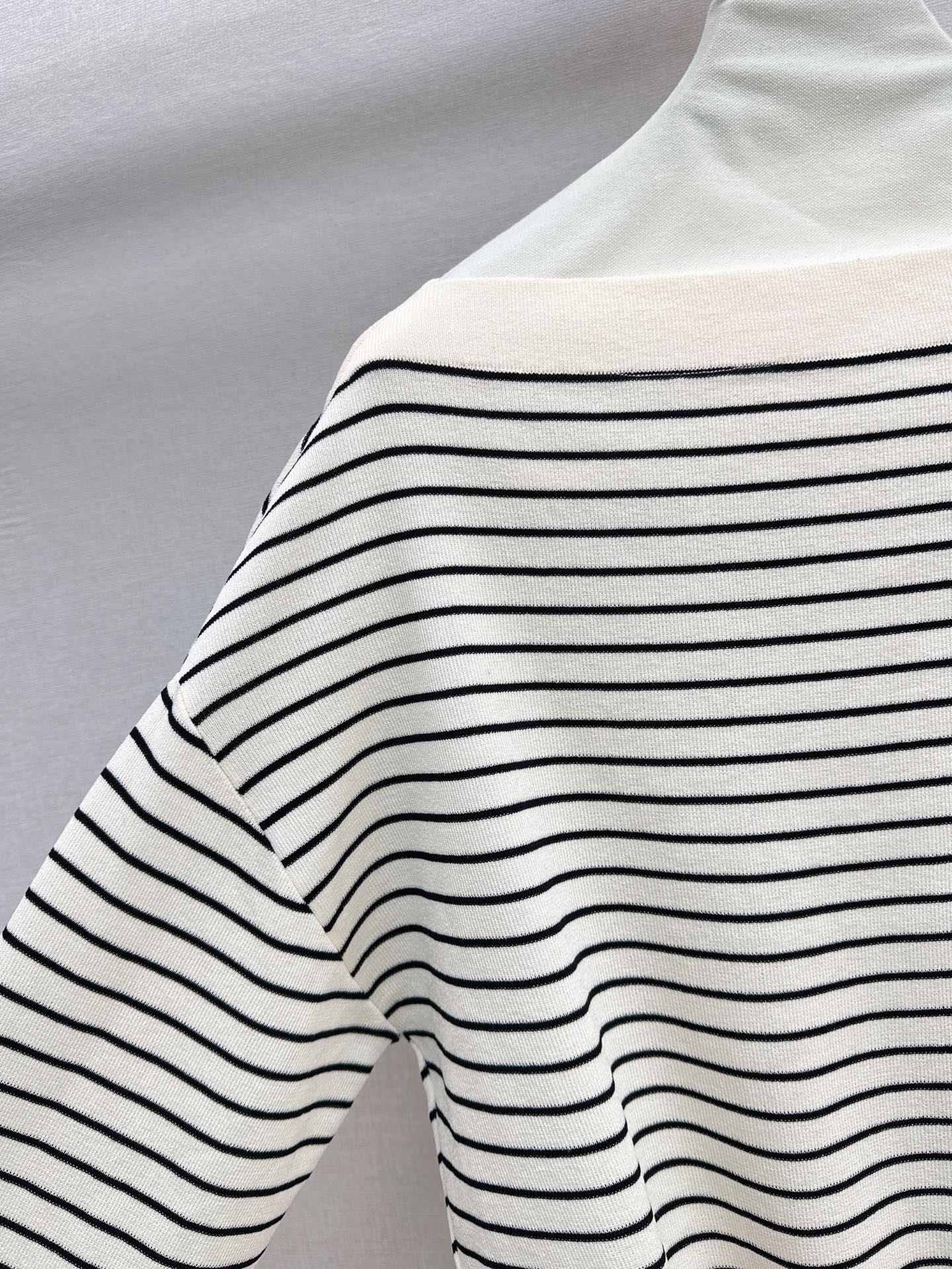 25SS Off-shoulder knitted shirt