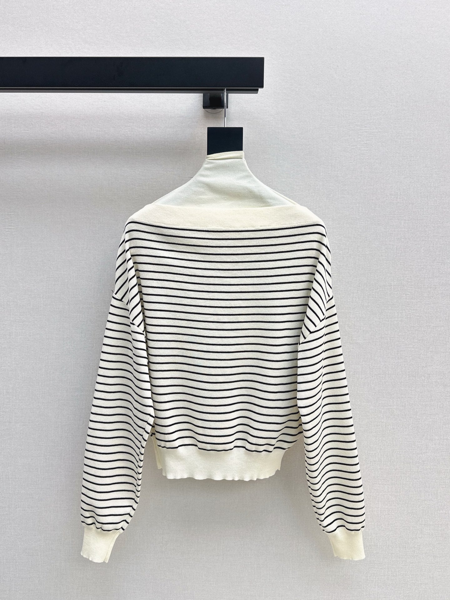 25SS Off-shoulder knitted shirt