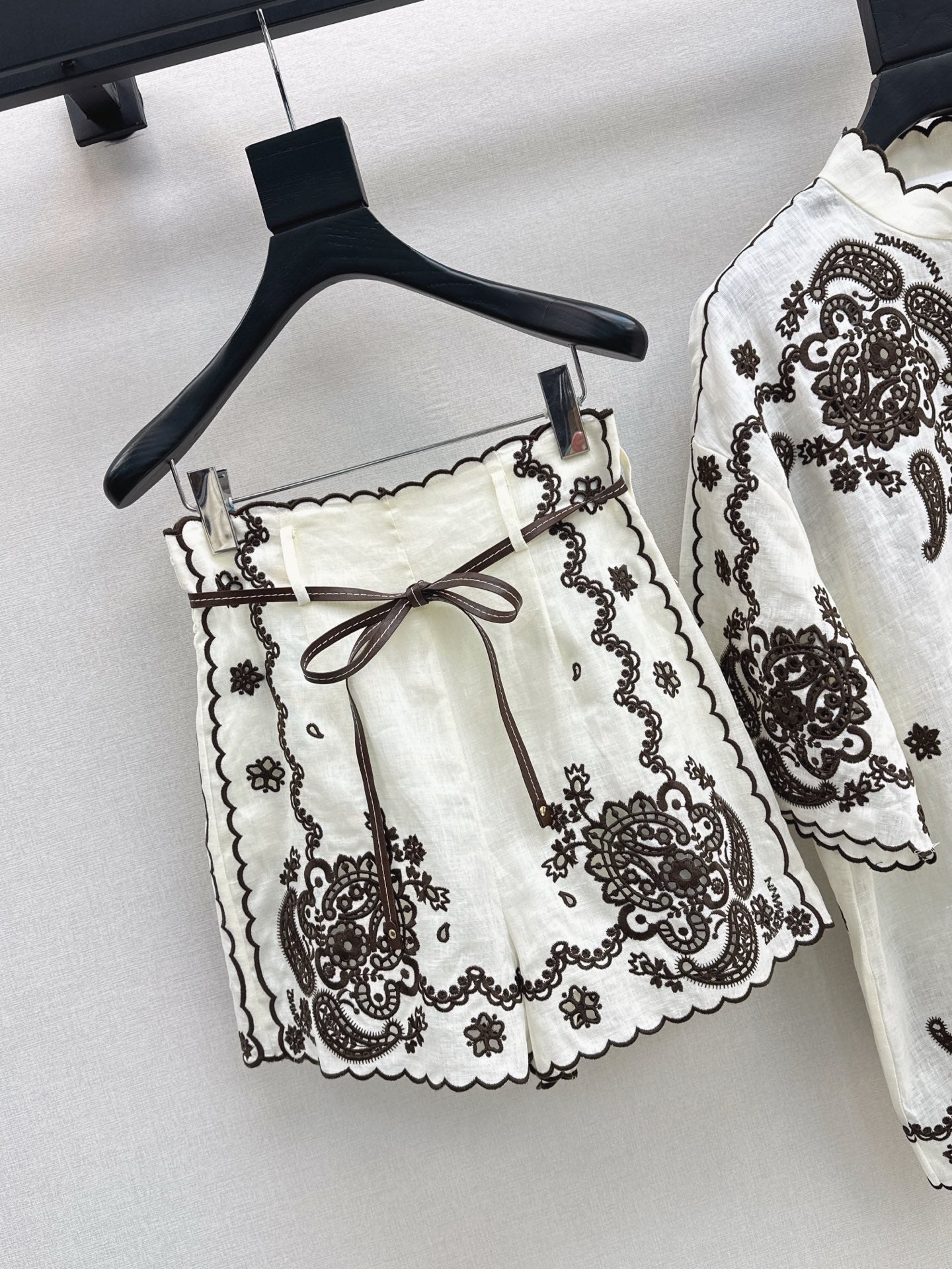 25ss linen embroidered short