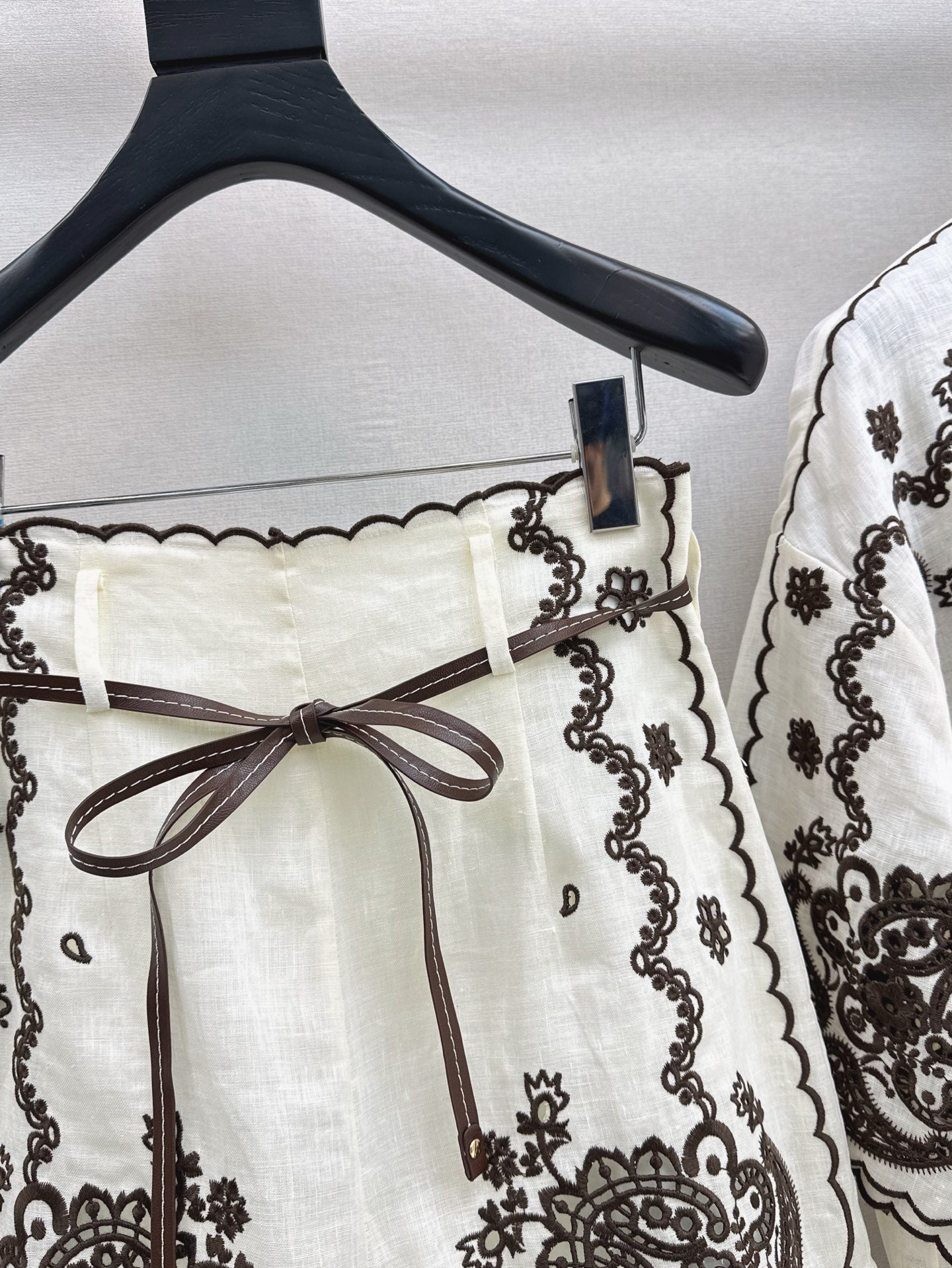 25ss linen embroidered short