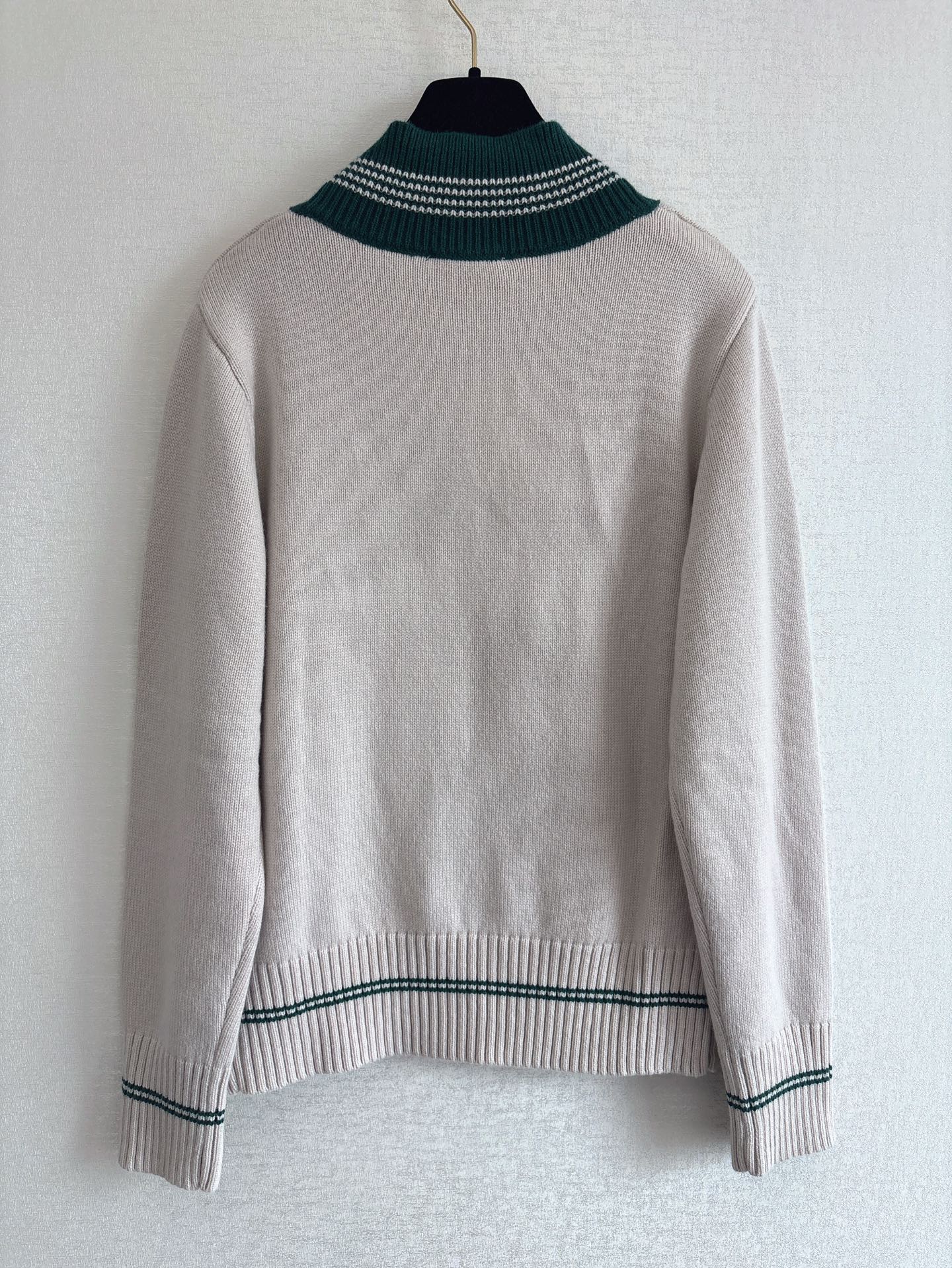 25FW V-neck sweater