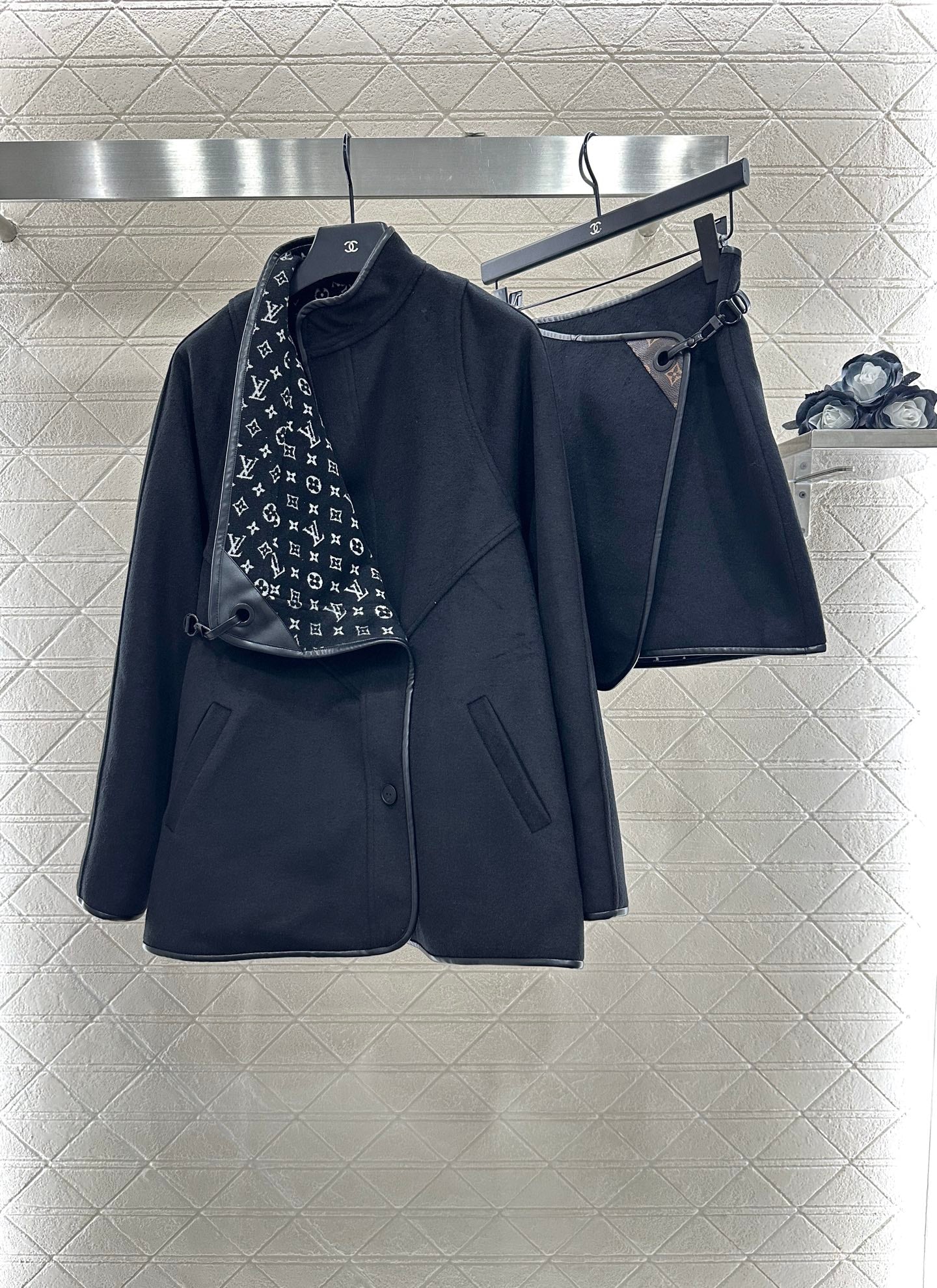 25fw Lined with printed shawl coat and skirt set