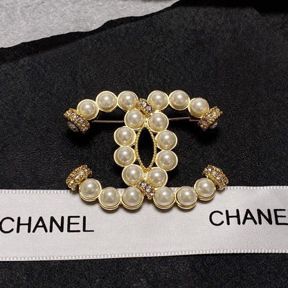 25fw Pearl logo brooch