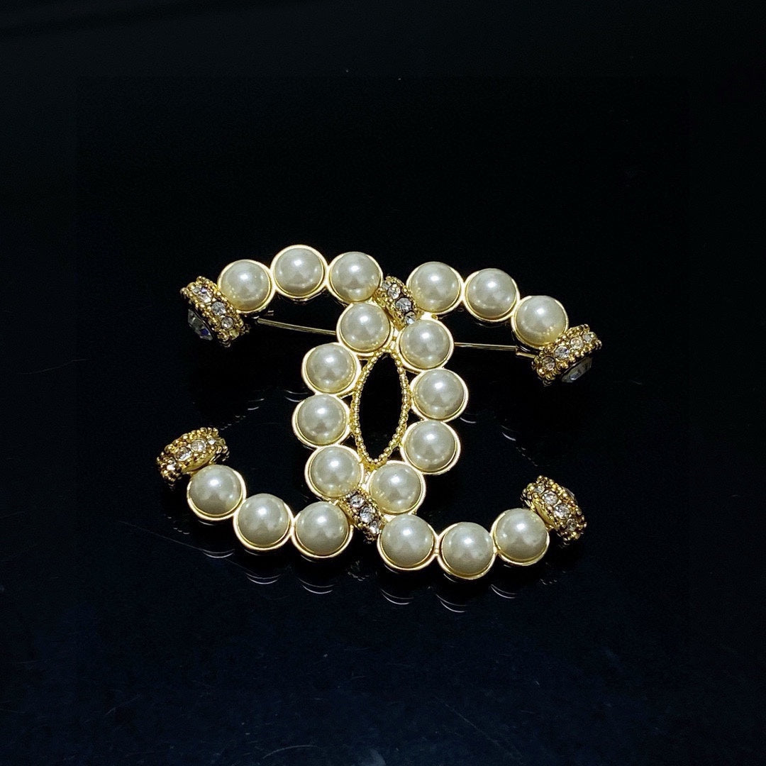 25fw Pearl logo brooch