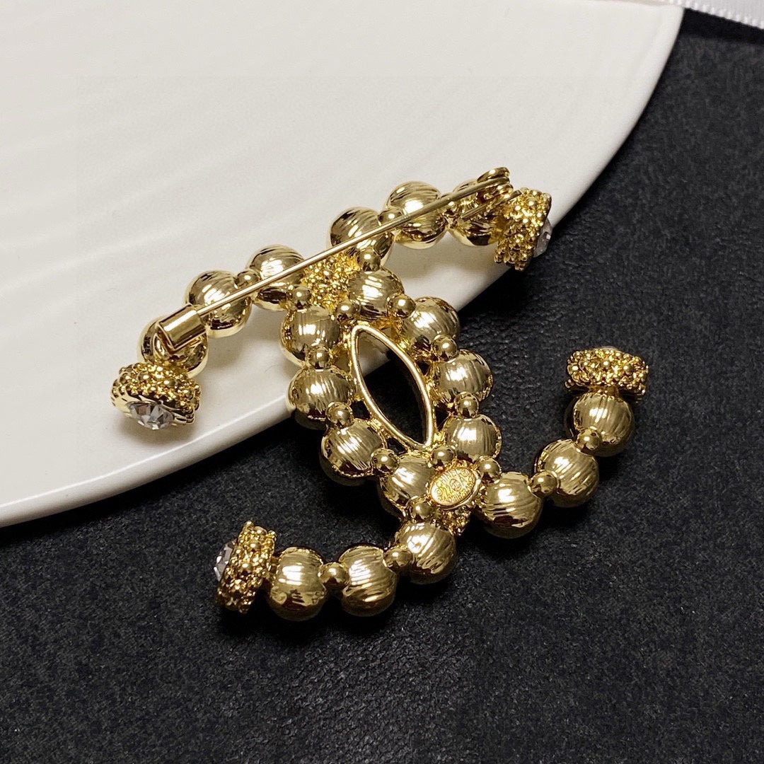 25fw Pearl logo brooch