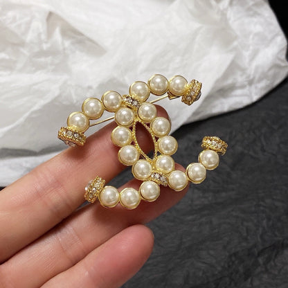 25fw Pearl logo brooch