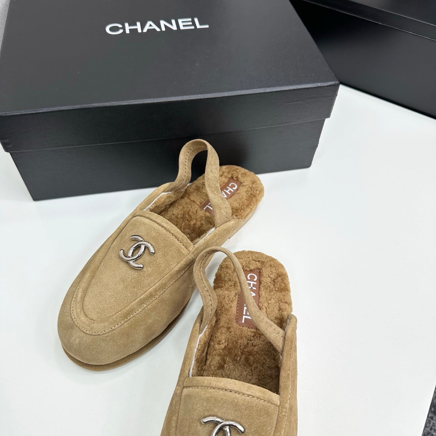 25 Casual suede slippers with fleece lining