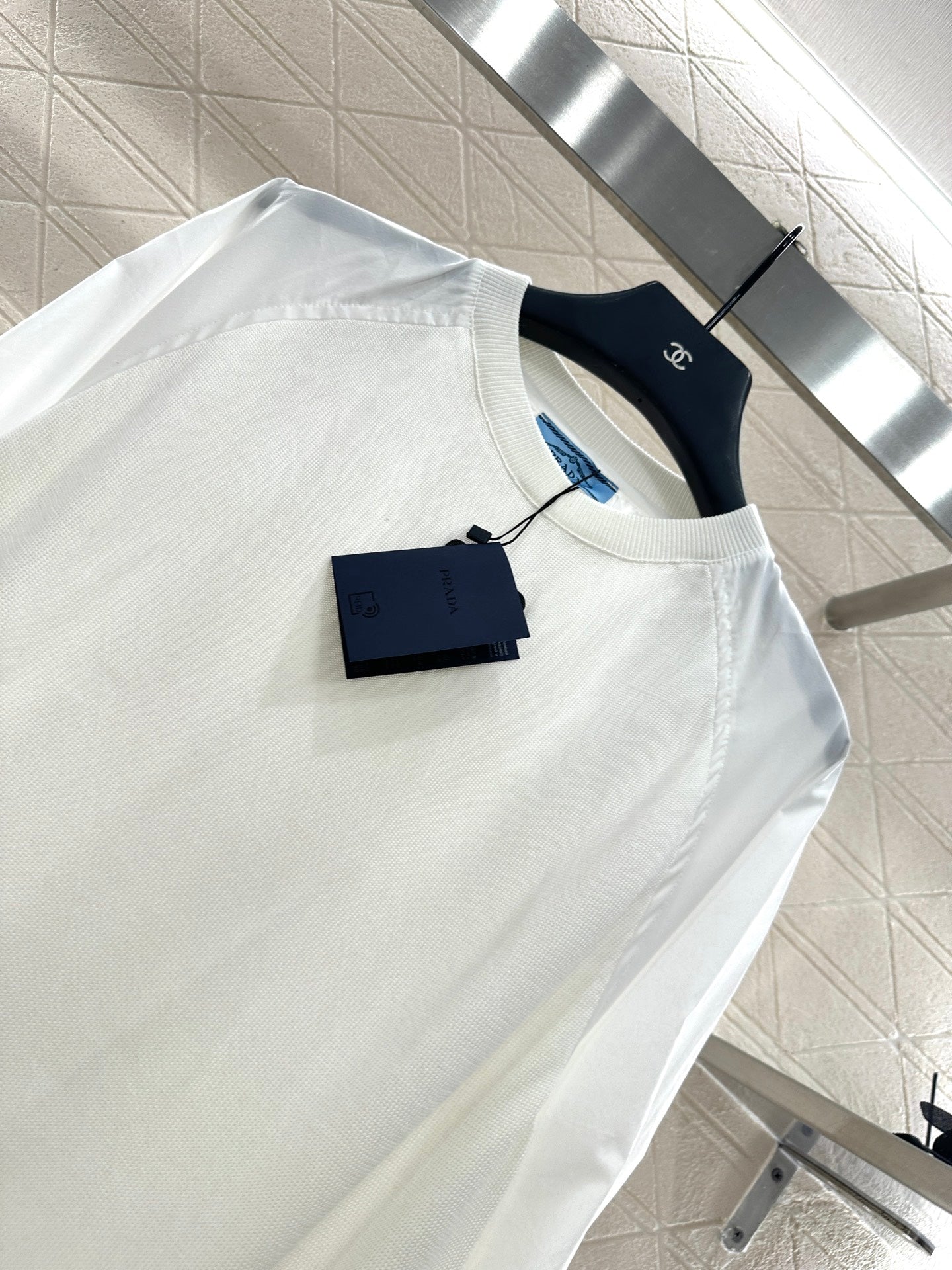 25 Crew neck paneled long-sleeved top