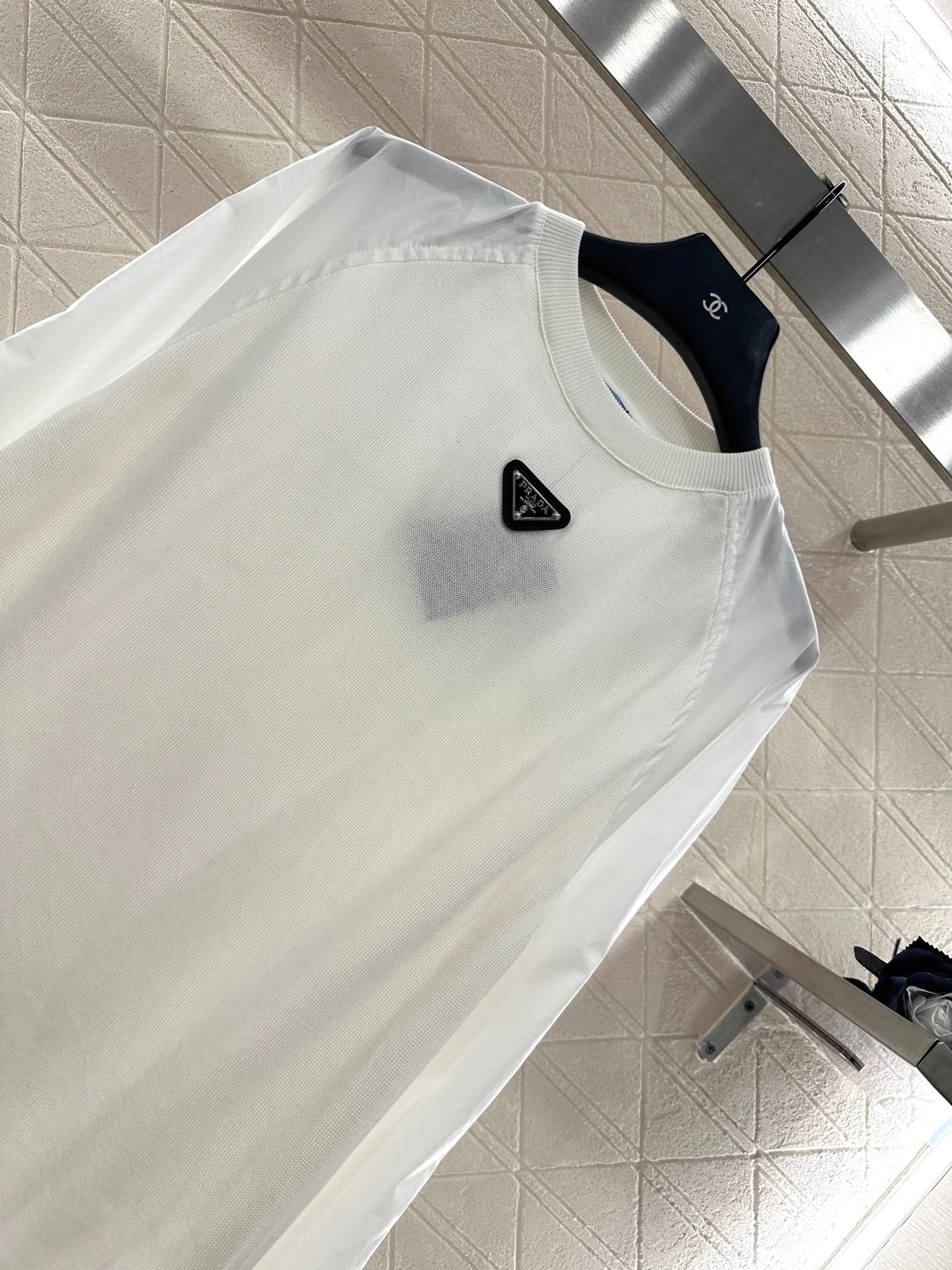 25 Crew neck paneled long-sleeved top