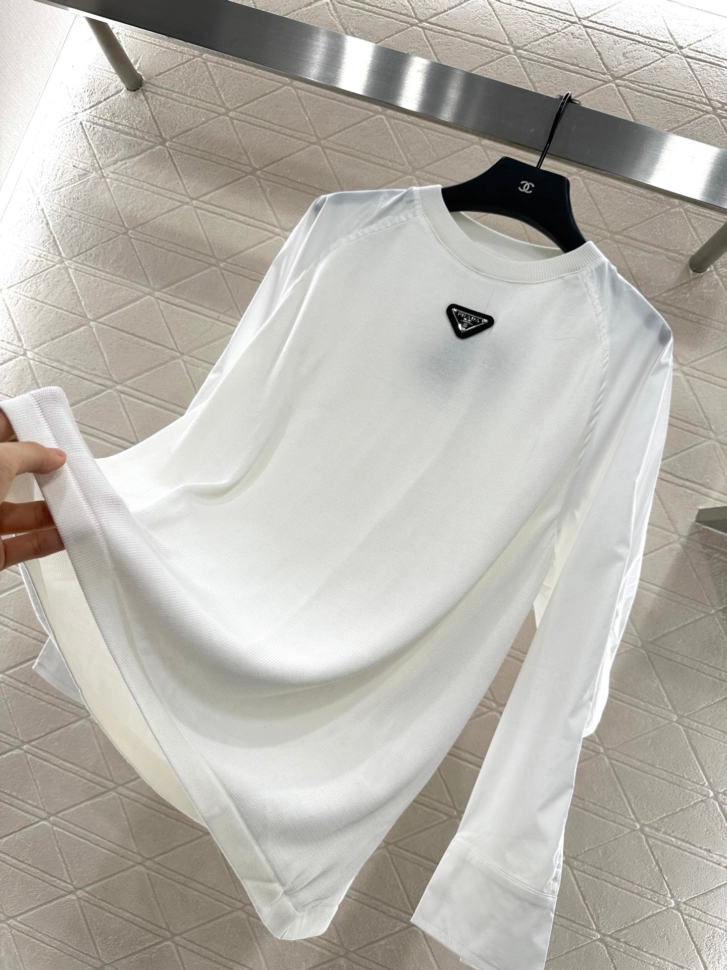 25 Crew neck paneled long-sleeved top