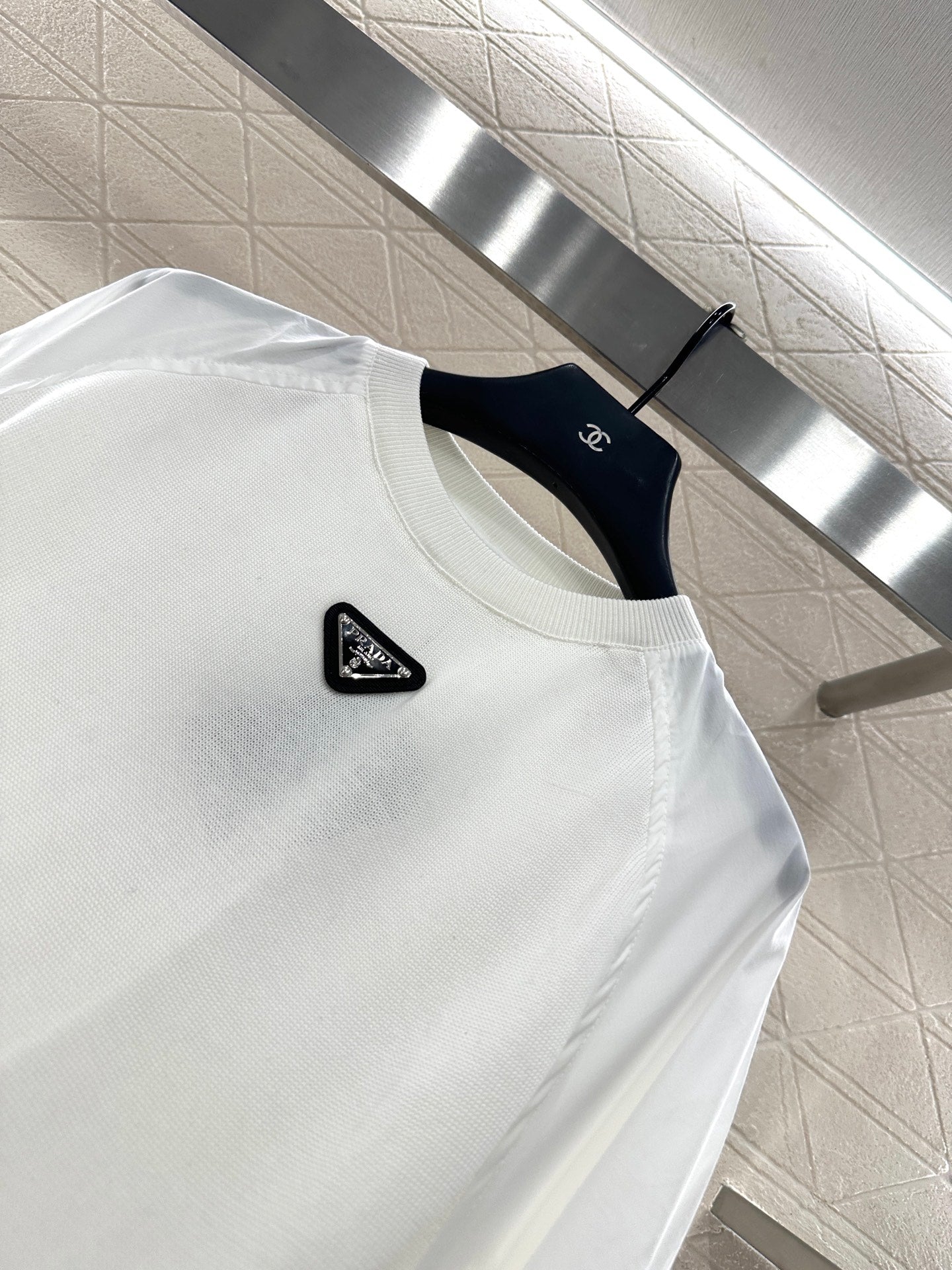 25 Crew neck paneled long-sleeved top