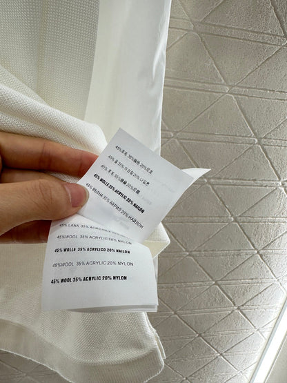 25 Crew neck paneled long-sleeved top