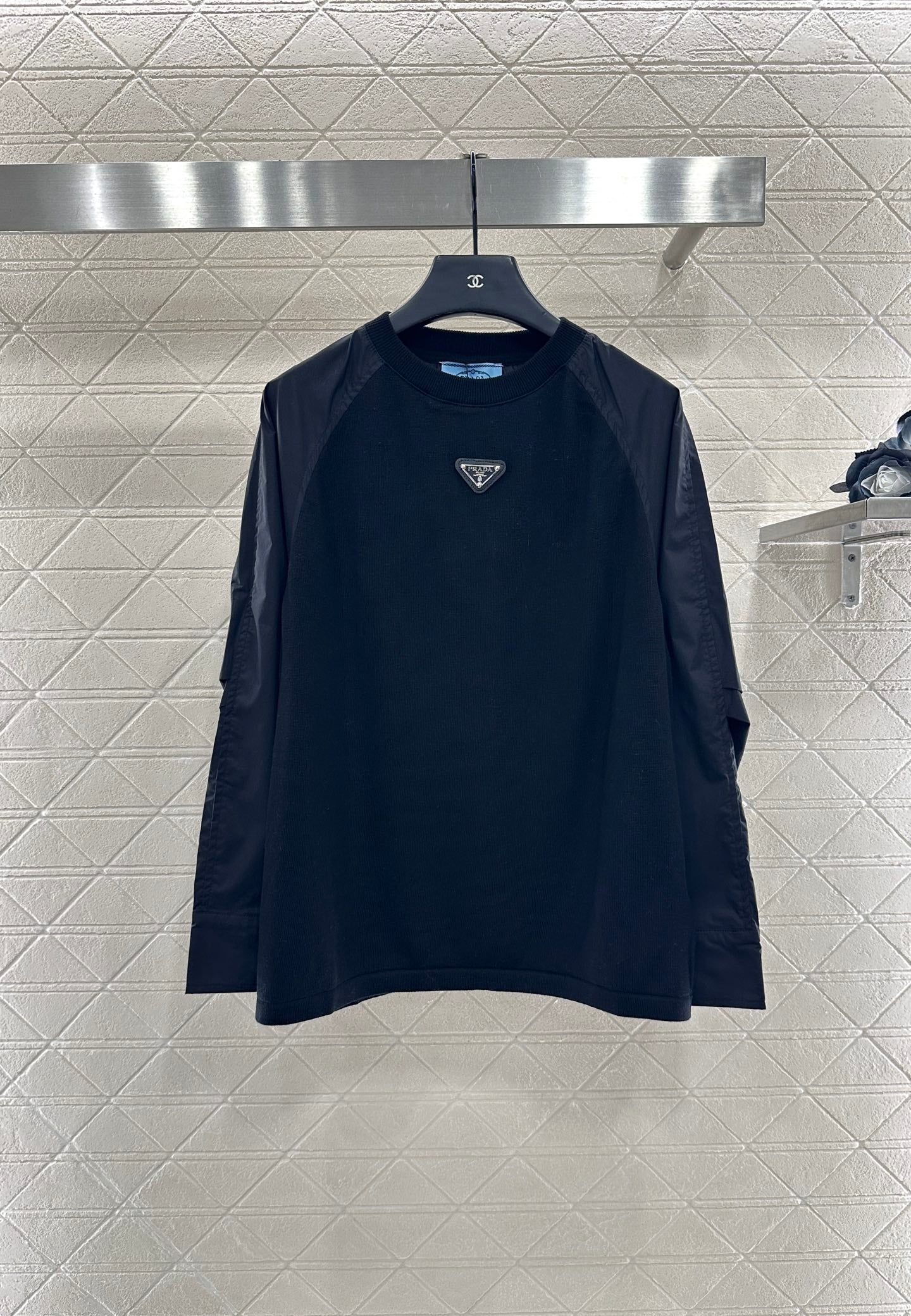 25 Crew neck paneled long-sleeved top