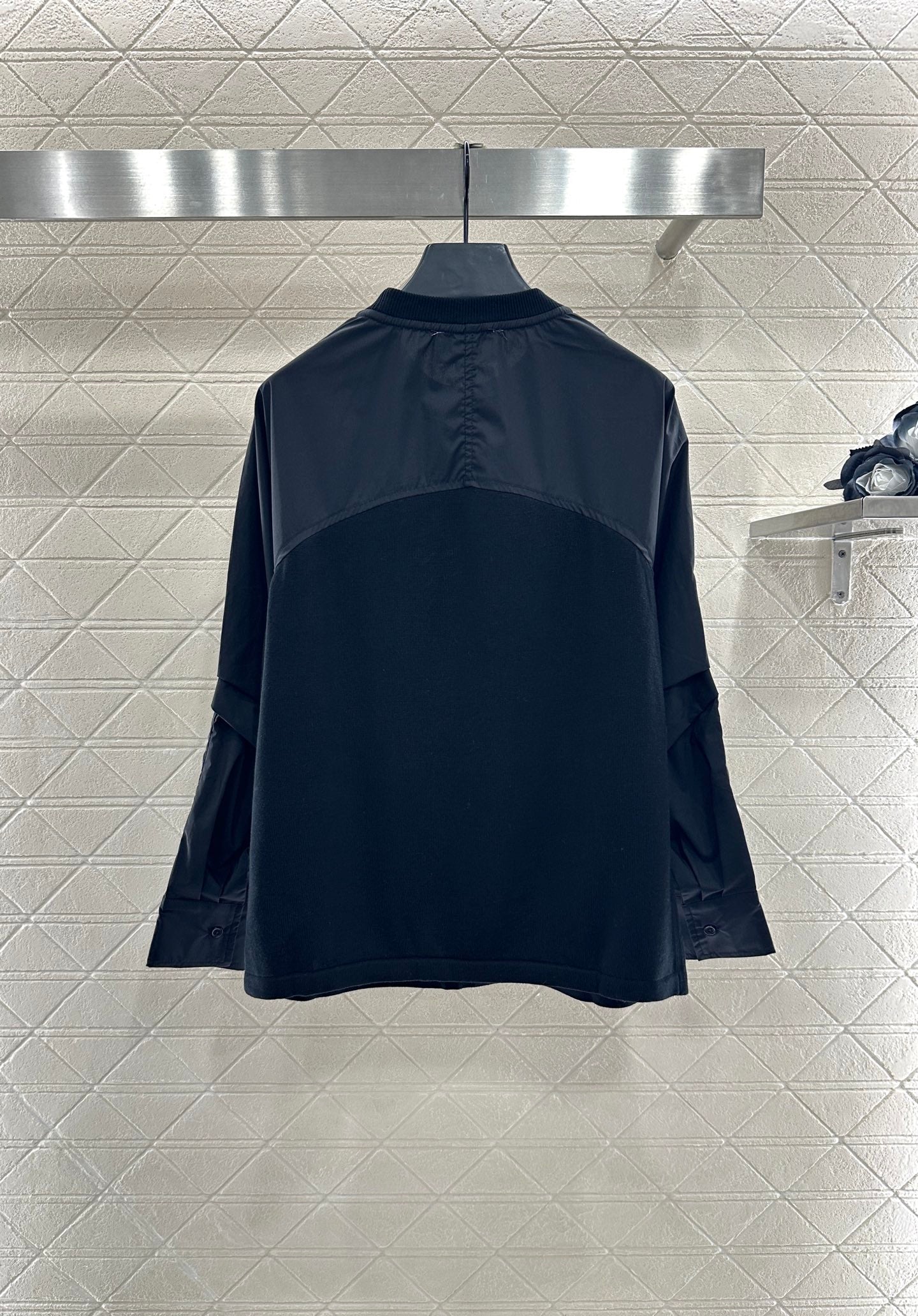 25 Crew neck paneled long-sleeved top