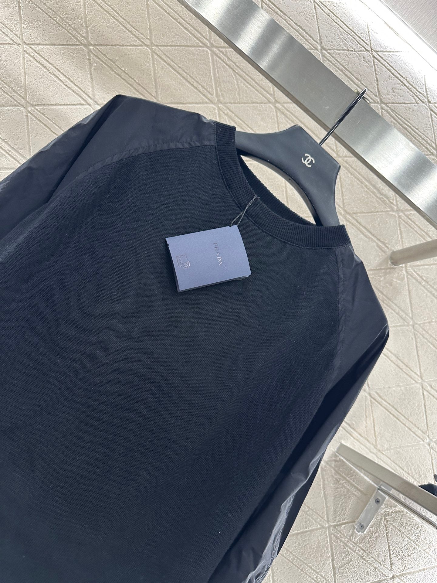 25 Crew neck paneled long-sleeved top