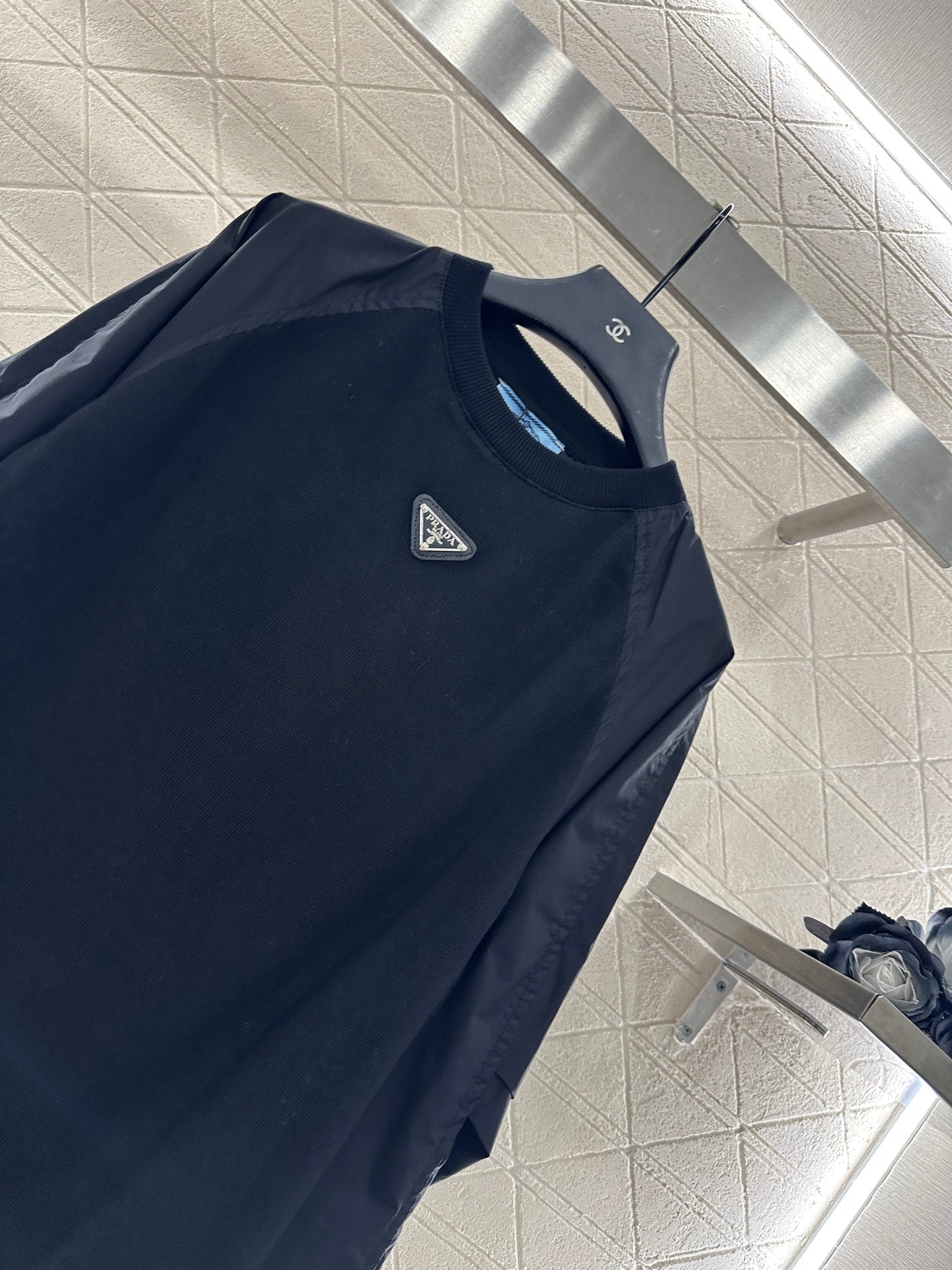 25 Crew neck paneled long-sleeved top