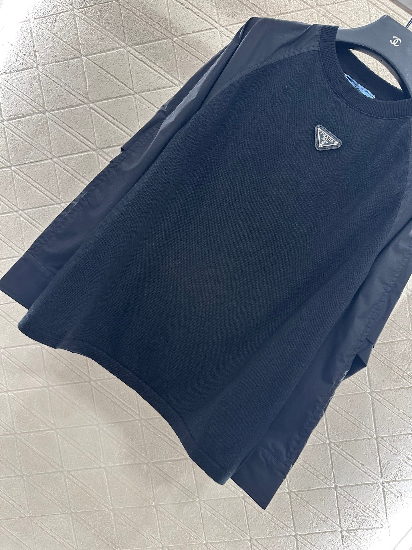 25 Crew neck paneled long-sleeved top