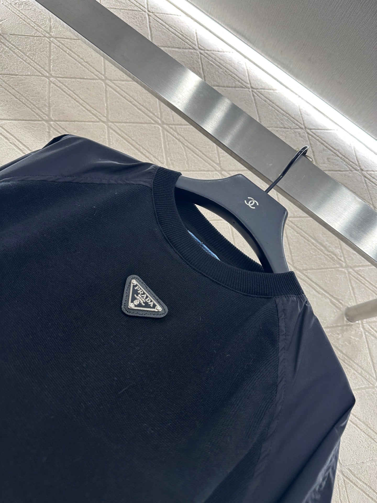 25 Crew neck paneled long-sleeved top