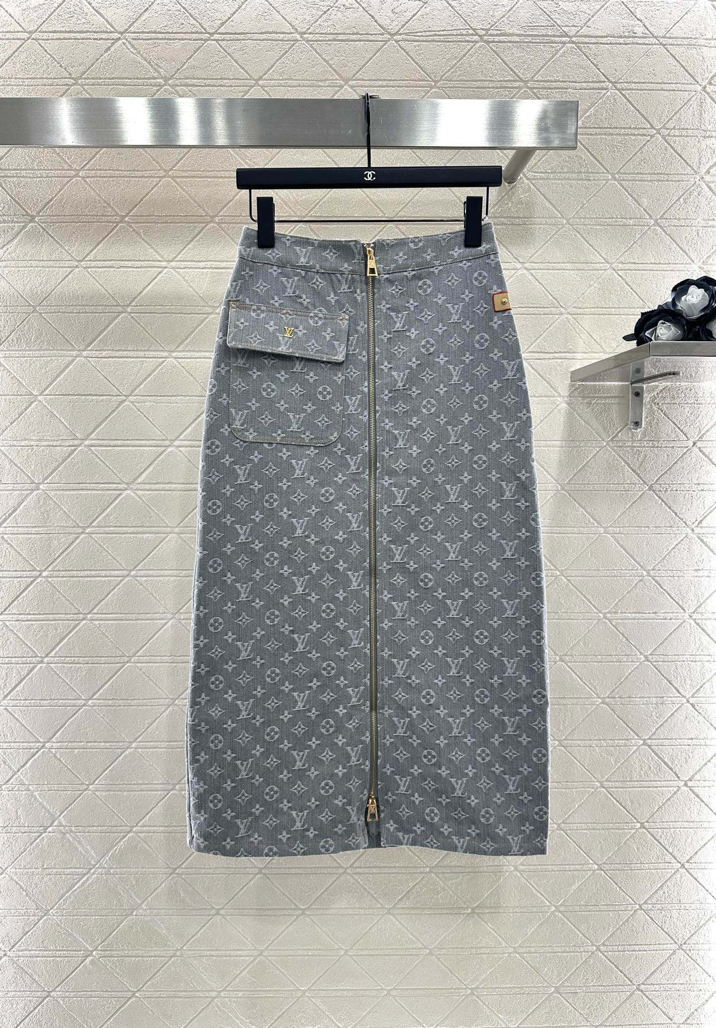 25 Denim jacquard jacket and skirt suit